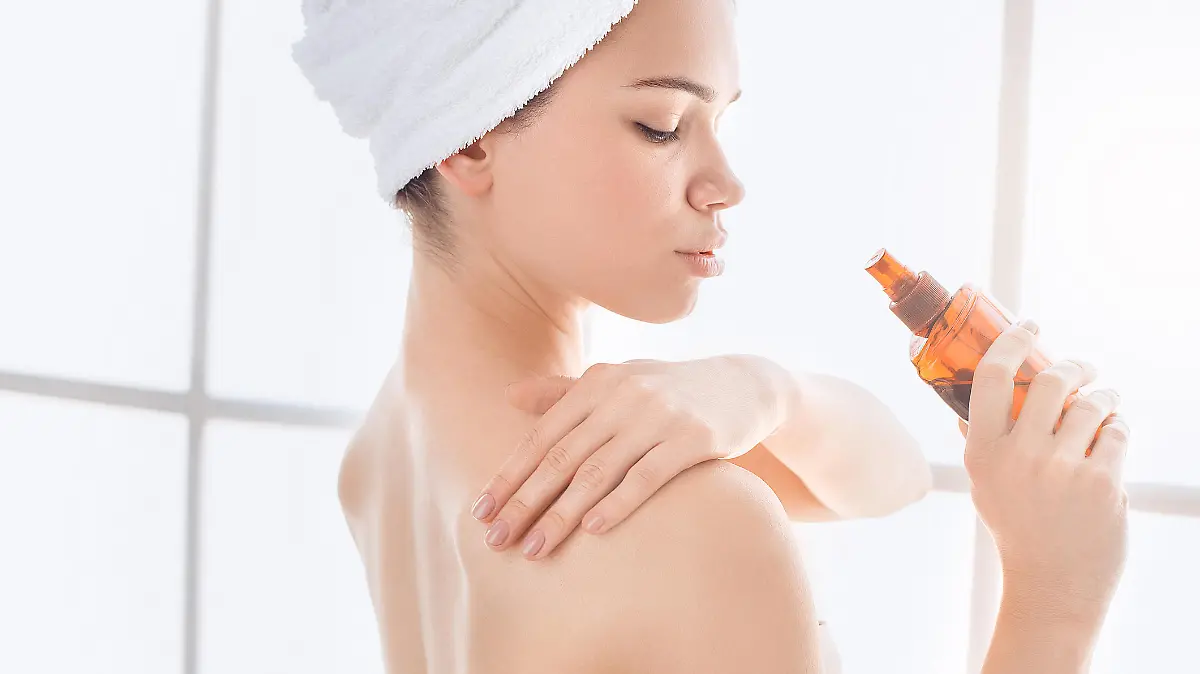 Vor dem Bikini-Anziehen sollten Sie Ihre Haut von überschüssigem Körperöl oder Body Make Up befreien.