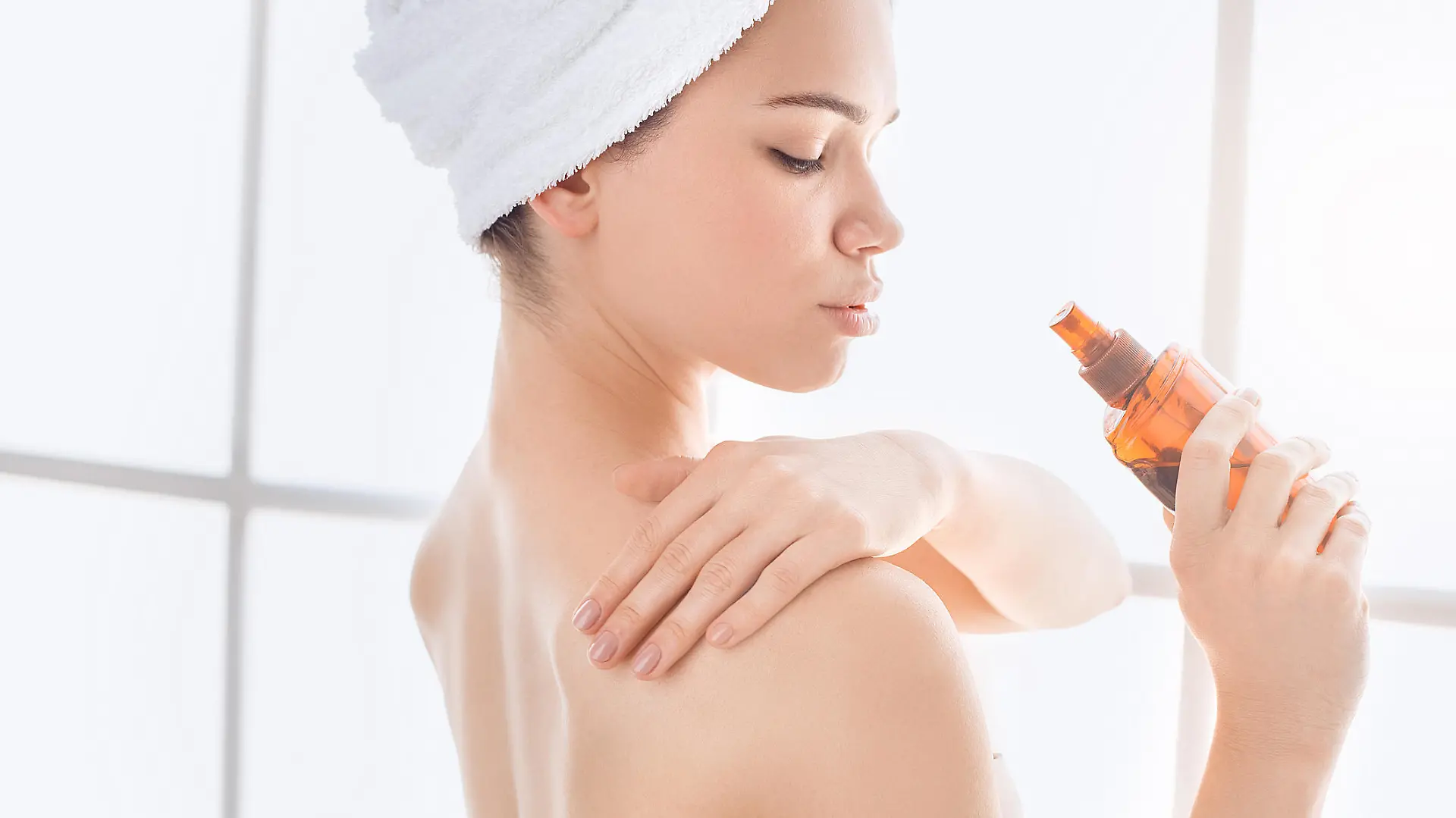 Vor dem Bikini-Anziehen sollten Sie Ihre Haut von überschüssigem Körperöl oder Body Make Up befreien.