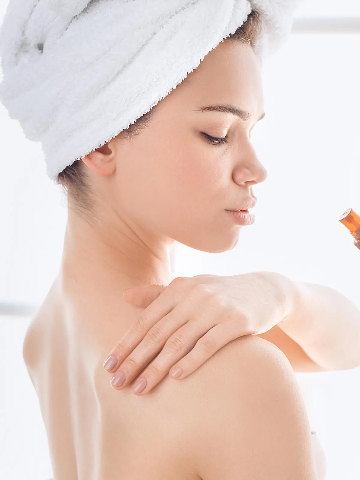 Vor dem Bikini-Anziehen sollten Sie Ihre Haut von überschüssigem Körperöl oder Body Make Up befreien.