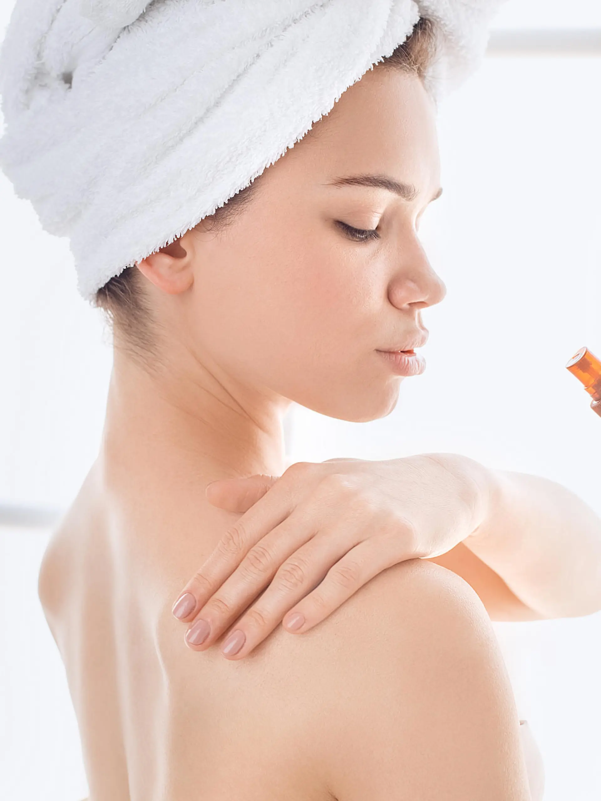 Vor dem Bikini-Anziehen sollten Sie Ihre Haut von überschüssigem Körperöl oder Body Make Up befreien.