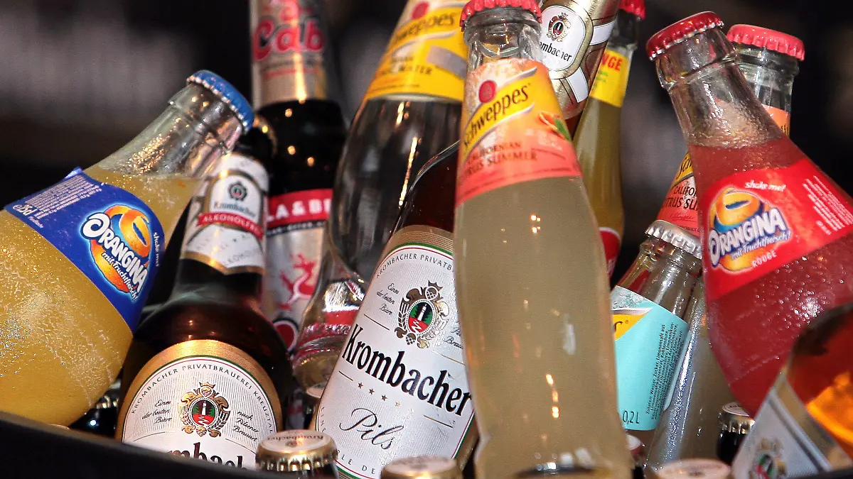 Die Produktpalette bestehend aus Krombacher, Schweppes, Sinalco, Cab und Orangina der Krombacher Gruppe steht am Dienstag (16.01.2007) in Düsseldorf auf einem Bierkasten. Die Krombacher Gruppe wächst um 8,9 Prozent auf über sechs Millionen Hektoliter Der Umsatz der Gruppe steigt um 2,8 Prozent. Foto: Achim Scheidemann +++(c) dpa - Report+++