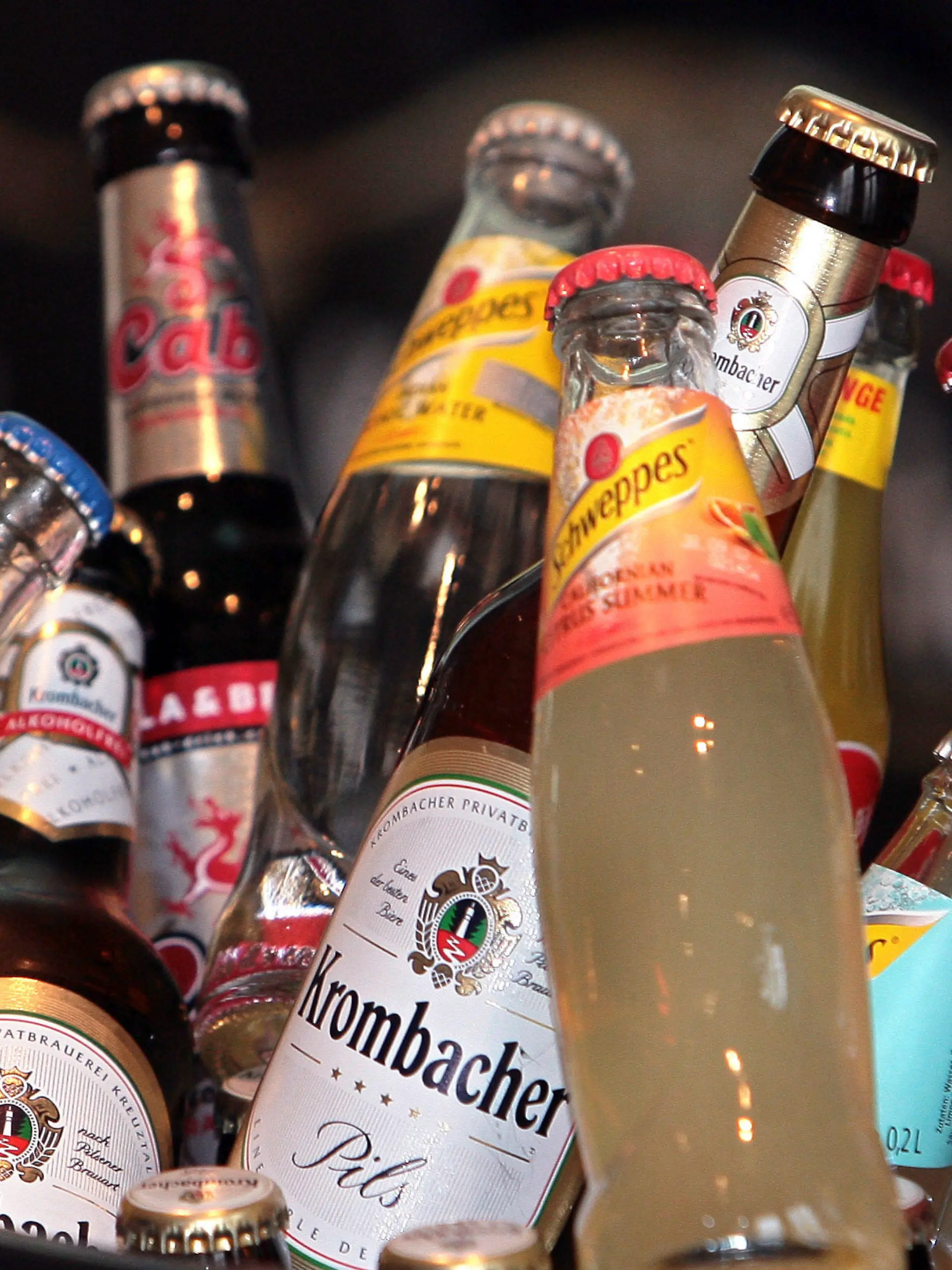 Die Produktpalette bestehend aus Krombacher, Schweppes, Sinalco, Cab und Orangina der Krombacher Gruppe steht am Dienstag (16.01.2007) in Düsseldorf auf einem Bierkasten. Die Krombacher Gruppe wächst um 8,9 Prozent auf über sechs Millionen Hektoliter Der Umsatz der Gruppe steigt um 2,8 Prozent. Foto: Achim Scheidemann +++(c) dpa - Report+++