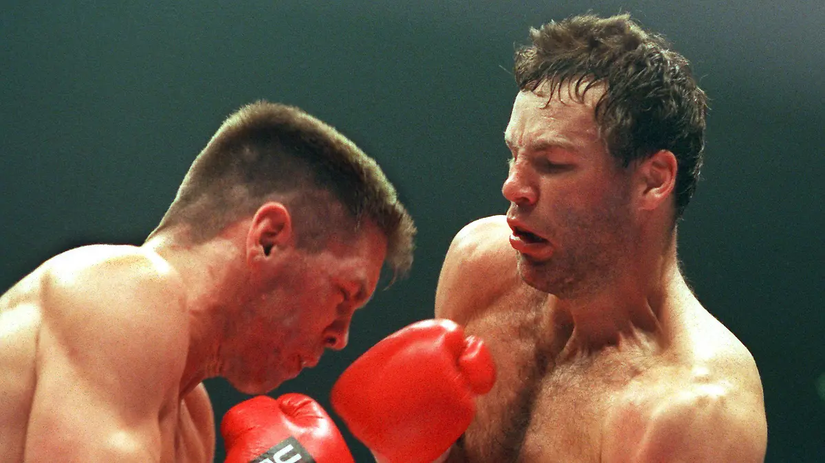 ARCHIV - 27.05.1995, Dortmund: Weltmeister Henry Maske (r) kann im Weltmeisterschaftskampf in der Dortmunder Westfalenhalle gegen den Berliner Herausforderer Graciano Rocchigiani (l) einen Treffer landen. Foto: Franz-Peter Tschauner/dpa +++ dpa-Bildfunk +++
