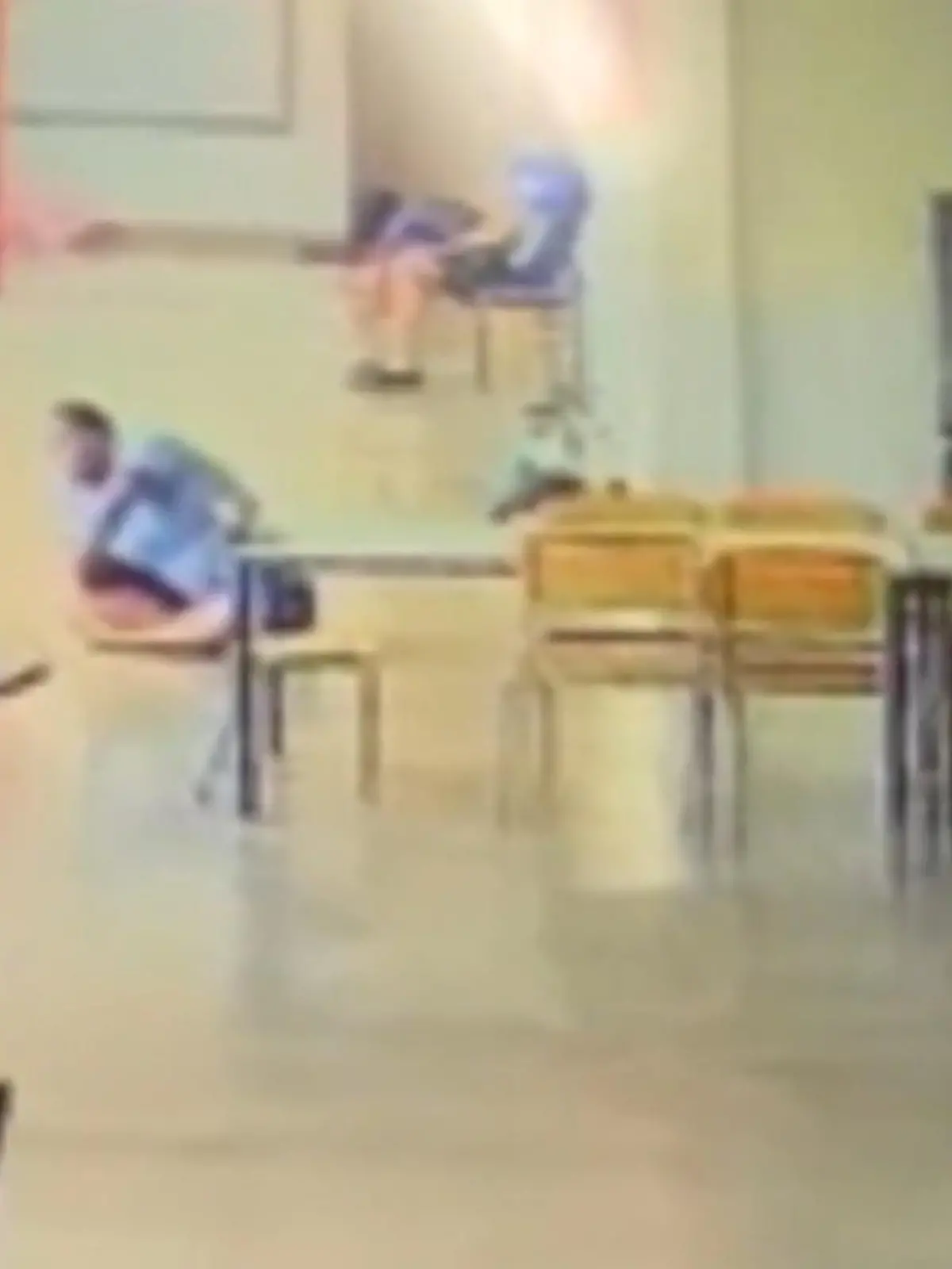 Was Fabio aus Guará (Brasilien) erlebt hat, ist wirklich mehr als schockierend. Sein Lehrer soll dem 15-jährigen Autisten angeblich den Arm gebrochen haben. Nicht weniger grausam: Die Schule vertuscht offenbar den Vorfall zuerst – doch die Bilder einer Überwachungskamera bringen die Wahrheit schließlich ans Licht.