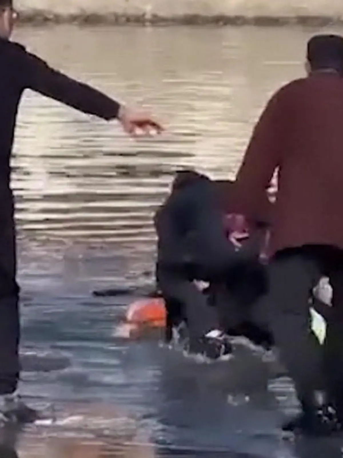 Sie wollen helfen und bringen sich selbst in Lebensgefahr!

In China bricht ein Kind auf einem zugefrorenen Gewässer ein. Sofort eilen Menschen zu Hilfe, landen jedoch selbst im Eiswasser. Es braucht beinahe zehn Personen, um alle zu retten.  Ob alles gut gegangen ist, zeigen wir euch im Video.