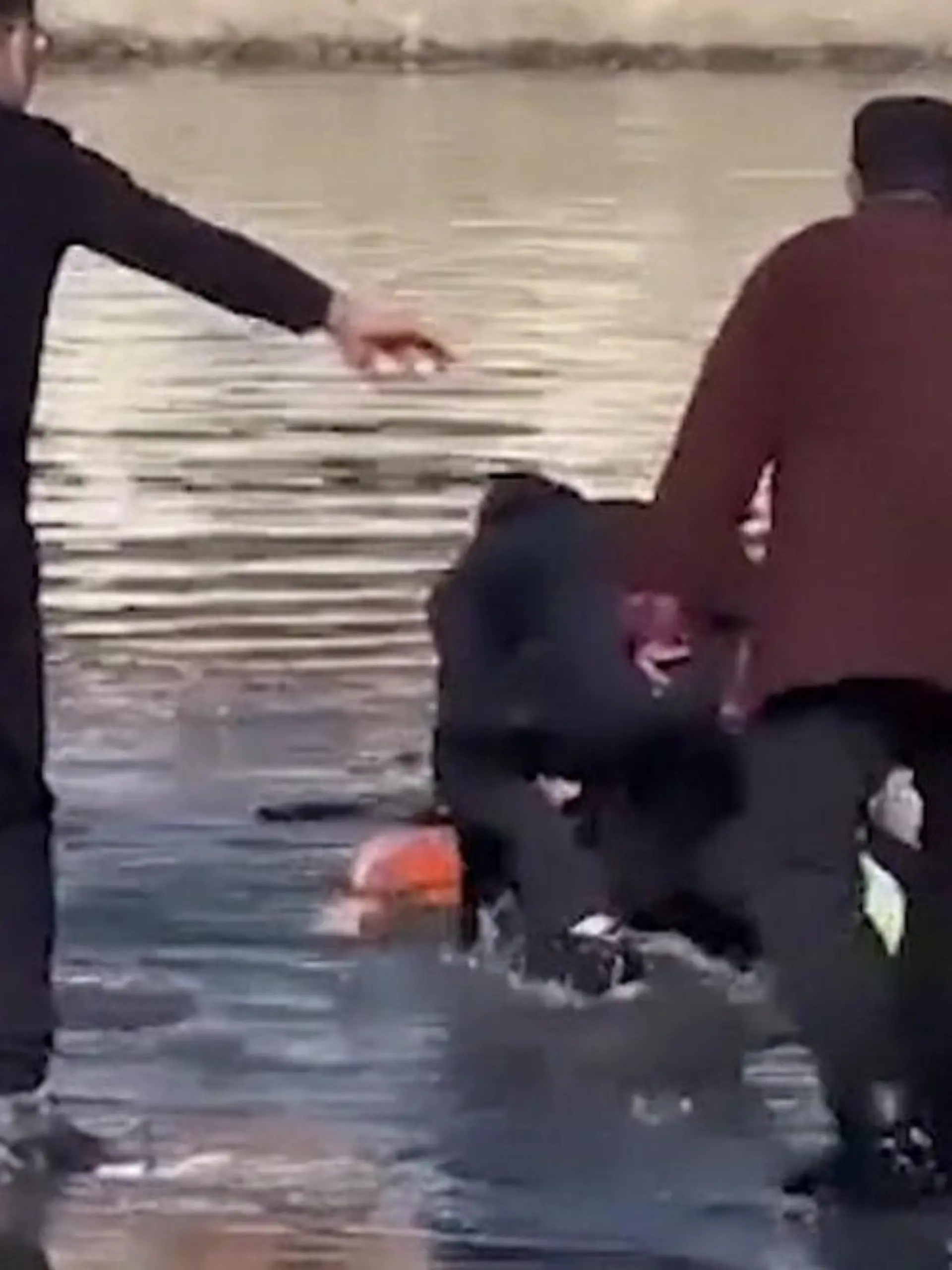 Sie wollen helfen und bringen sich selbst in Lebensgefahr!

In China bricht ein Kind auf einem zugefrorenen Gewässer ein. Sofort eilen Menschen zu Hilfe, landen jedoch selbst im Eiswasser. Es braucht beinahe zehn Personen, um alle zu retten.  Ob alles gut gegangen ist, zeigen wir euch im Video.