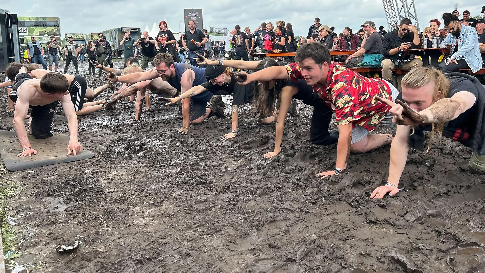 Metal-Yoga beim Wacken Open Air 2023! Haben die Metalheads hier den herabSCHLICKenden Hund gemacht?