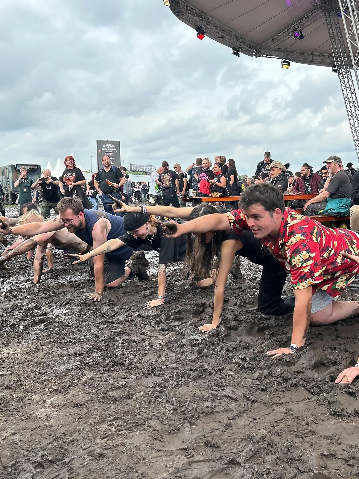 Metal-Yoga beim Wacken Open Air 2023! Haben die Metalheads hier den herabSCHLICKenden Hund gemacht?