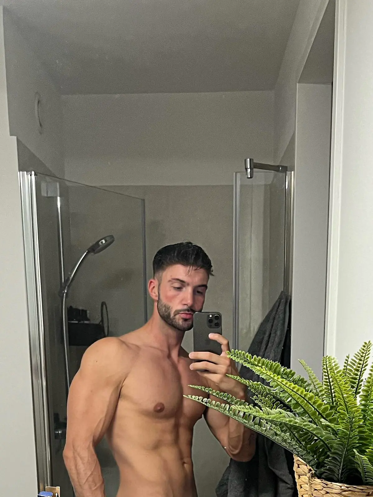 Ex-Love Island-Teilnehmer Chris Hacker erklärt, wie man fit wird.