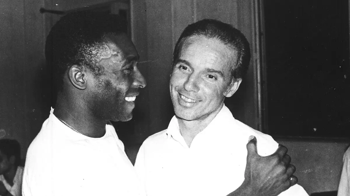 ARCHIV - 19.03.1970, Brasilien, Rio de Janeiro: Pelé (l), ehemaliger brasilianische Fußballstar, umarmt Mario Zagallo nach dessen Ernennung zum Trainer der brasilianischen Fußballnationalmannschaft im März 1970. Er war der Erste, der als Spieler und als Trainer Weltmeister wurde: Mario Zagallo prägte Brasiliens Fußball über Jahrzehnte. Nun ist er im Alter von 92 Jahren gestorben. Foto: Uncredited/AP/dpa +++ dpa-Bildfunk +++