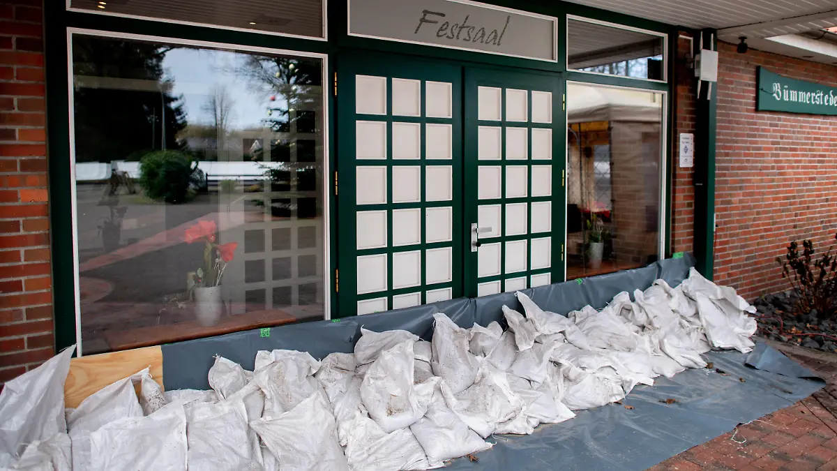 03.01.2024, Niedersachsen, Oldenburg: Zahlreiche Sandsäcke liegen vor dem Eingang zum Festsaal am Bümmersteder Krug, um das Restaurant vor einem drohenden Hochwasser zu schützen. Da nach den Vorhersagen des Deutschen Wetterdienstes (DWD) weiter mit Regen zu rechnen ist, bleibt die Lage in Niedersachsen angespannt. Foto: Christian Charisius/dpa +++ dpa-Bildfunk +++