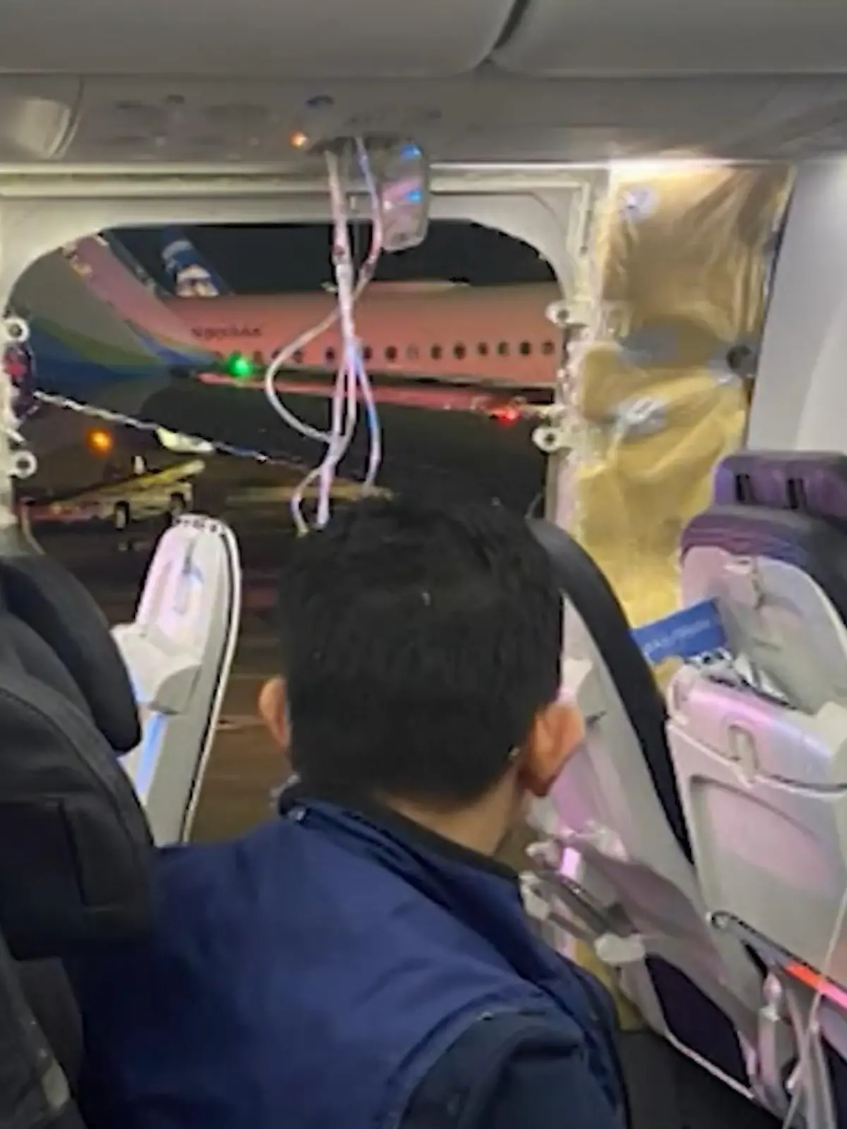 In den USA musste ein Passagierflugzeug notlanden, weil während des Fluges plötzlich ein Fenster sowie ein Teil des Rumpfes zerbrachen. Ob jemand der 174 Passagiere und sechs Besatzungsmitglieder verletzt wurde, ist derzeit unklar. Die Boeing „737-9 Max“ der Alaska Airlines war auf dem Weg von Portland im Bundesstaat Oregon nach Ontario (Kalifornien).