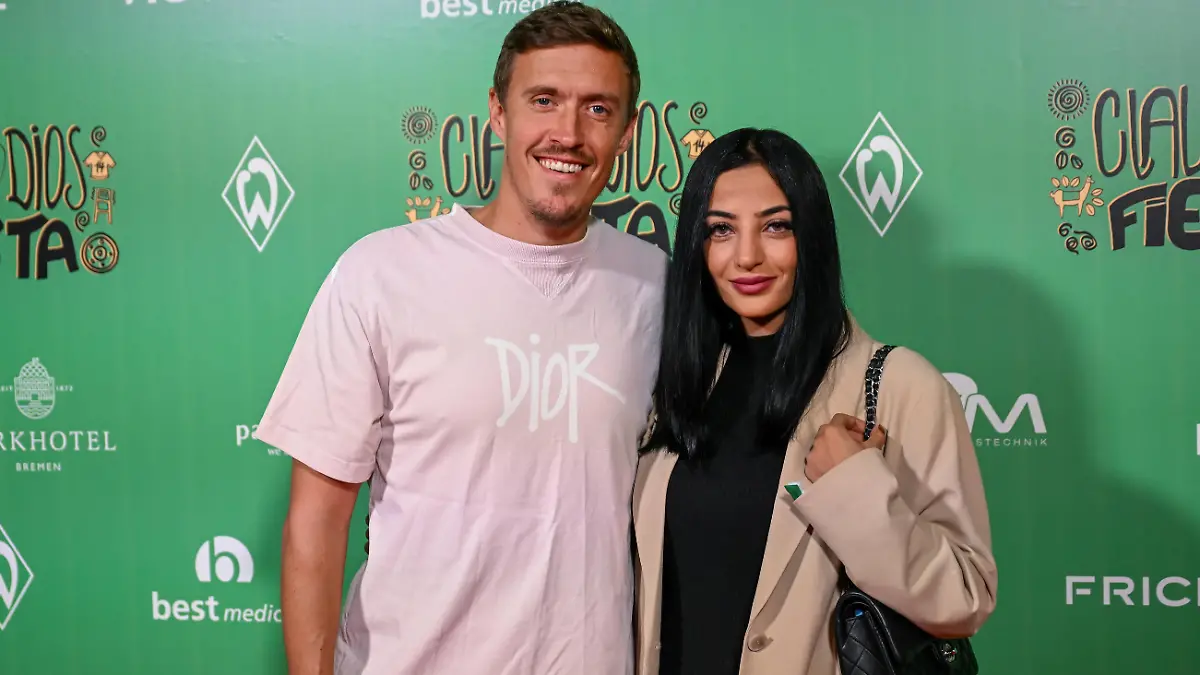 GER, Parkhotel, Bremen, GER, Ciao Pizarro - Roter Teppich Parkhotel / 24.09.2022, Wohninvest Weserstadion, Bremen , GER, Parkhotel, Bremen, GER, Ciao Pizarro - Roter Teppich Parkhotel im Bild / picture shows Max Kruse mit Ehefrau Dilara. *** GER, Parkhotel, Bremen, GER, Ciao Pizarro Red Carpet Parkhotel 24 09 2022, Wohninvest Weserstadion, Bremen , GER, Parkhotel, Bremen, GER, Ciao Pizarro Red Carpet Parkhotel in picture shows Max Kruse with wife Dilara nordphotoxGmbHx/xTeresaxKroeger nordphoto00008