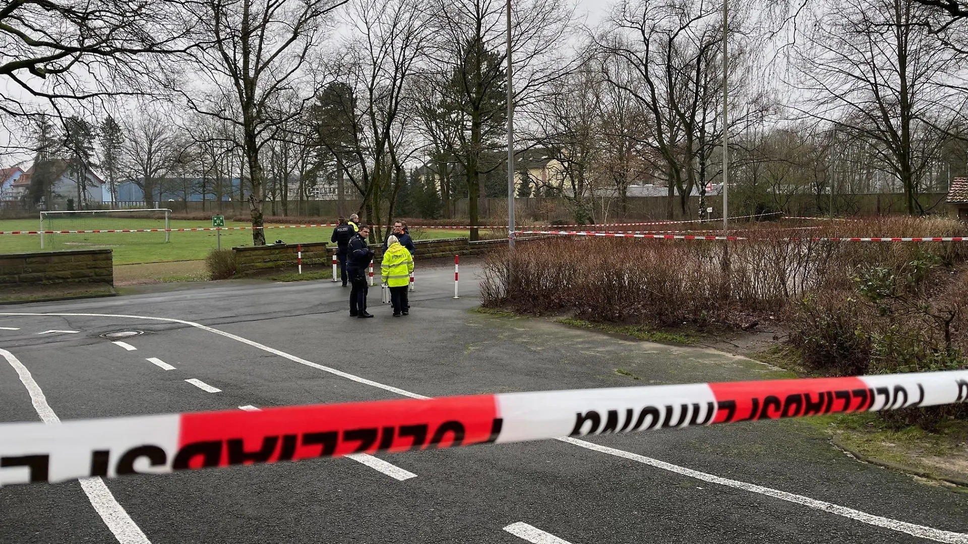 06.01.2024, Nordrhein-Westfalen, Bielefeld: Eine Polizeiabsperrung am Fundort eines ein Neugeborenen unweit eines Schulgeländes. Ein Spaziergänger hatte zuvor ein Tuch mit einer Nabelschnur an einer Straße im Stadtbezirk Brackwede gefunden und die Feuerwehr gerufen. Foto: Christian Müller/Westfalennews/dpa +++ dpa-Bildfunk +++