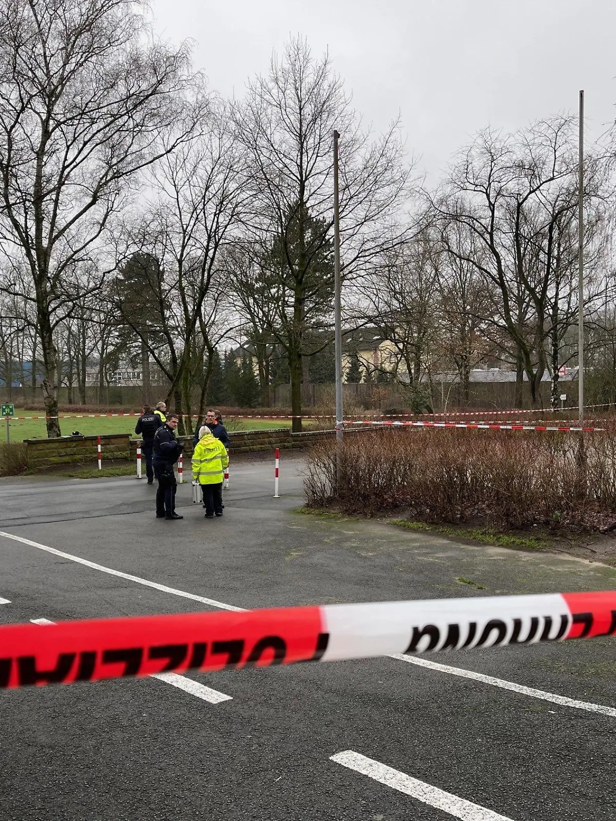 06.01.2024, Nordrhein-Westfalen, Bielefeld: Eine Polizeiabsperrung am Fundort eines ein Neugeborenen unweit eines Schulgeländes. Ein Spaziergänger hatte zuvor ein Tuch mit einer Nabelschnur an einer Straße im Stadtbezirk Brackwede gefunden und die Feuerwehr gerufen. Foto: Christian Müller/Westfalennews/dpa +++ dpa-Bildfunk +++