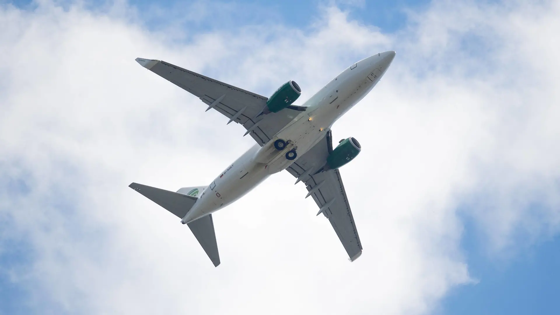 Das Flugzeug D-AGET - Boeing 737-75B der Germania Fluglinie nach dem Start am Himmel über Dresden, aufgenommen am Samstag (21.06.2016). RM001
the Aircraft D AGET Boeing 737 75B the Germania Airline after the Start at Heaven above Dresden Date at Saturday 21 06 2016 RM001
