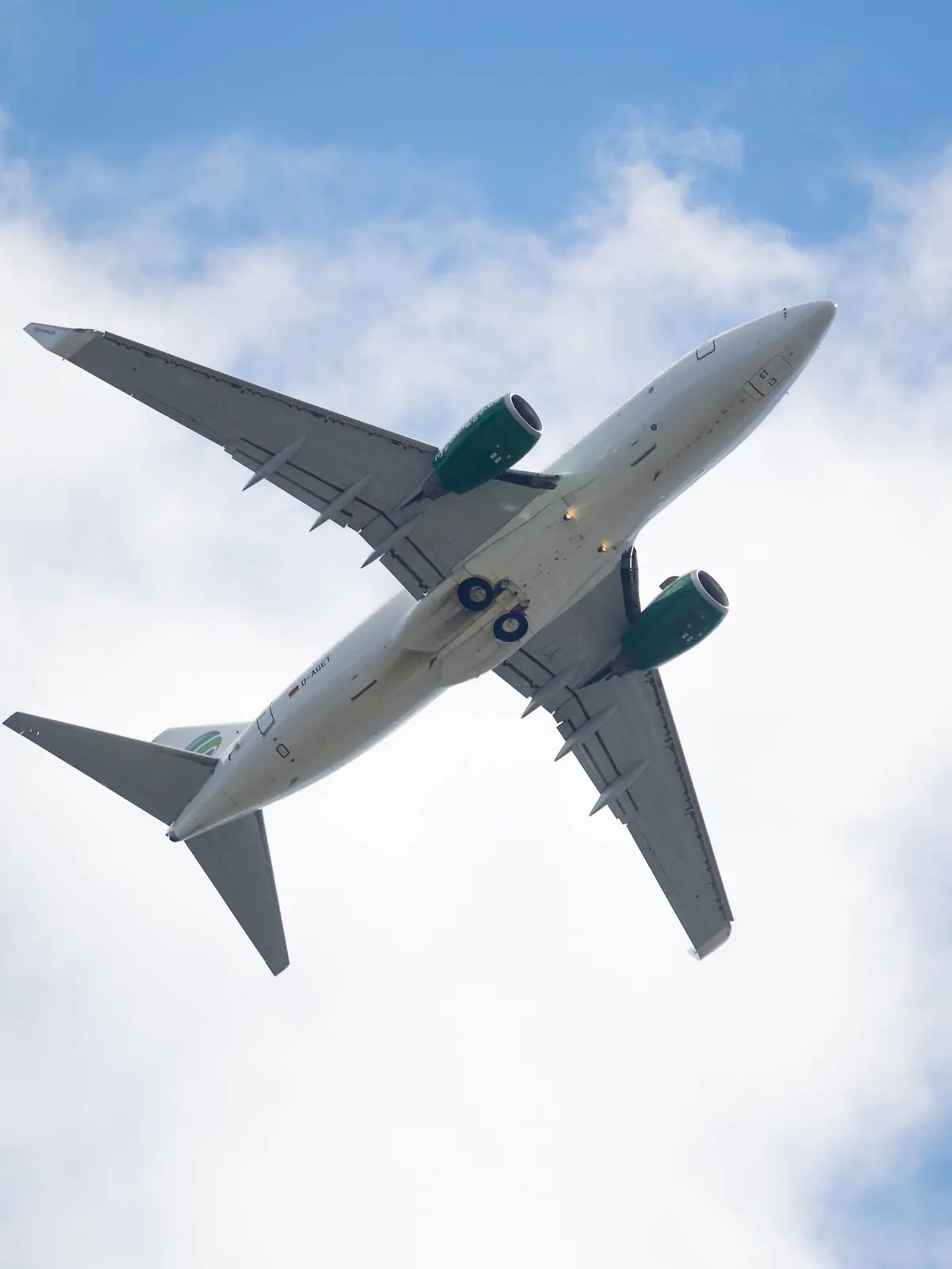 Das Flugzeug D-AGET - Boeing 737-75B der Germania Fluglinie nach dem Start am Himmel über Dresden, aufgenommen am Samstag (21.06.2016). RM001

the Aircraft D AGET Boeing 737 75B the Germania Airline after the Start at Heaven above Dresden Date at Saturday 21 06 2016 RM001  