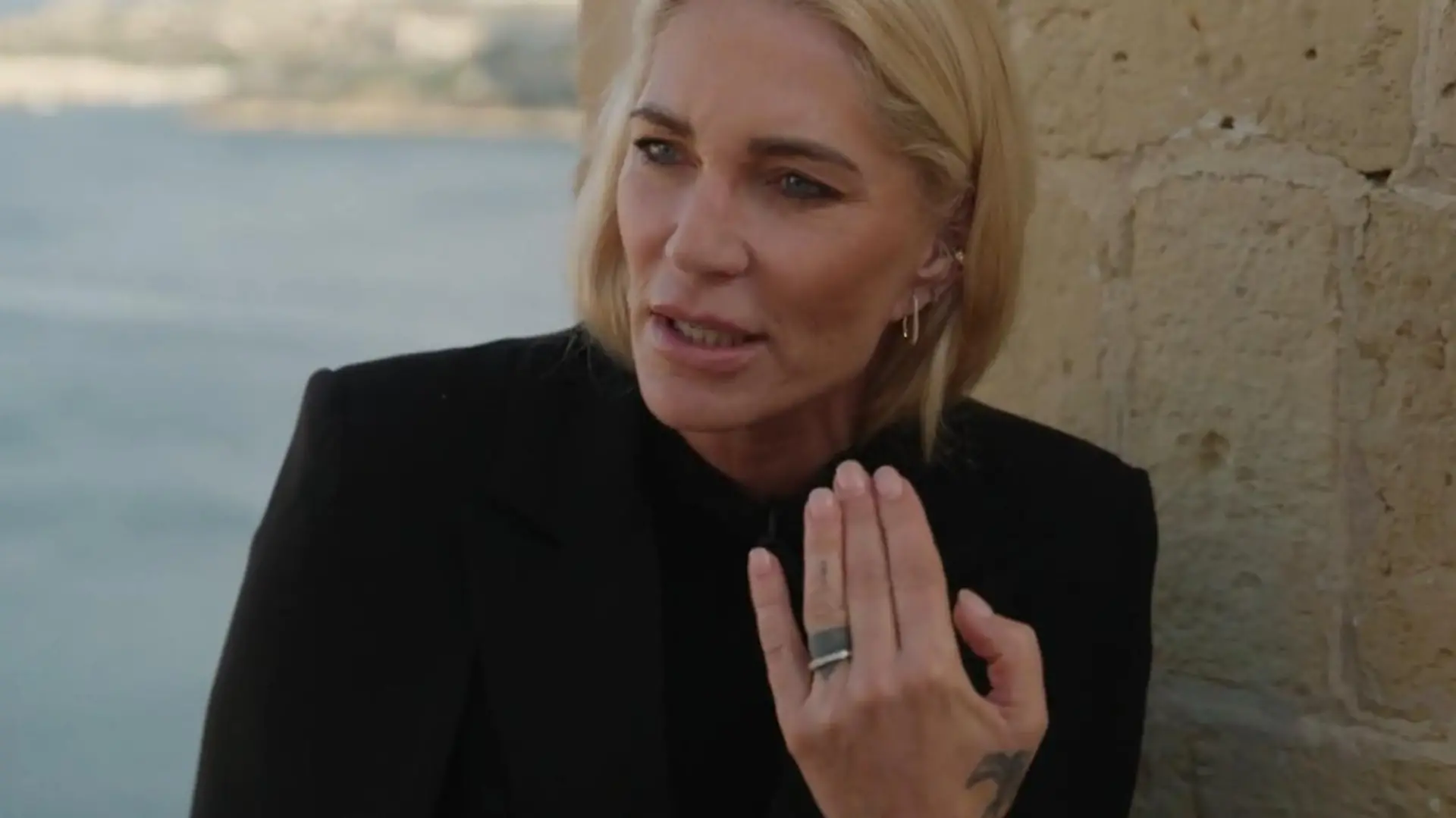 Mit Stolz zeigt und die angehende Dschungelcamperin Sarah Kern ihren neuen Ehering. Ein Ehering, den sie sich selbst geschenkt hat - mit Diamanten!