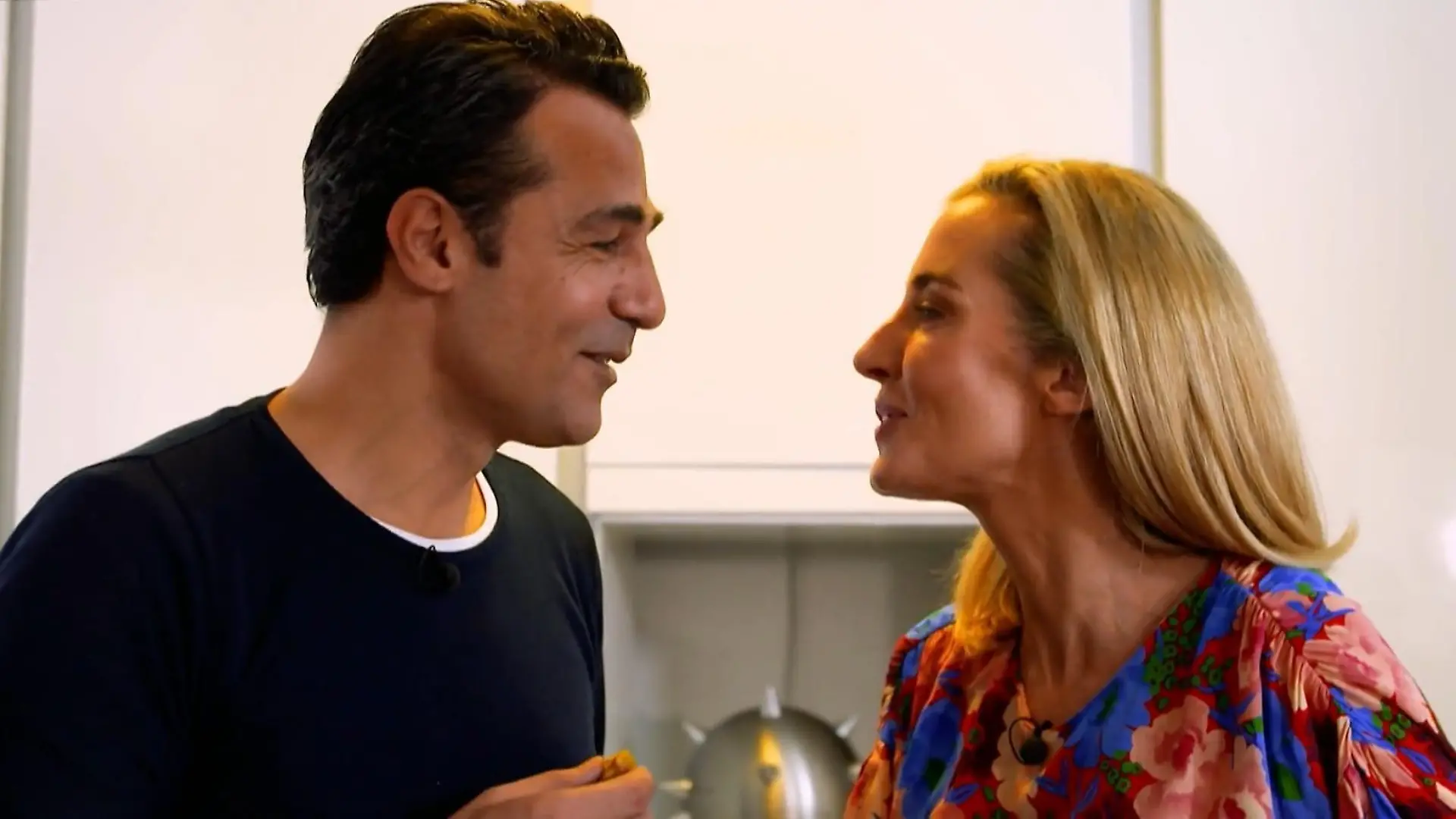 Die verbitterte Verlassene gibt sie nicht. Caroline Goddet will dem Glück ihres Ex-Mannes Erol Sander nicht im Wege stehen.
