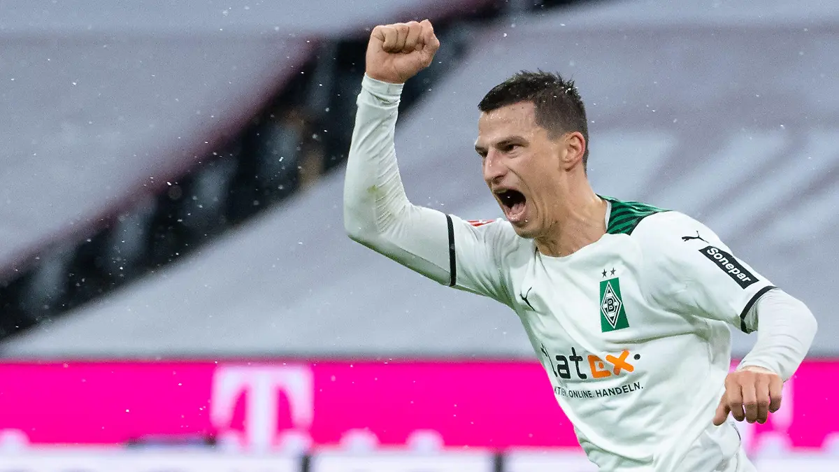 ARCHIV - 07.01.2022, Bayern, München: Fußball: Bundesliga, Bayern München - Borussia Mönchengladbach, 18. Spieltag in der Allianz Arena. Stefan Lainer von Gladbach jubelt über das Tor zum 1:2. Nach einer Krebserkrankung ist der Österreicher wieder im Training. (zu dpa: «Gladbach-Profi Lainer gibt Comeback nach Krebserkrankung») Foto: Sven Hoppe/dpa +++ dpa-Bildfunk +++