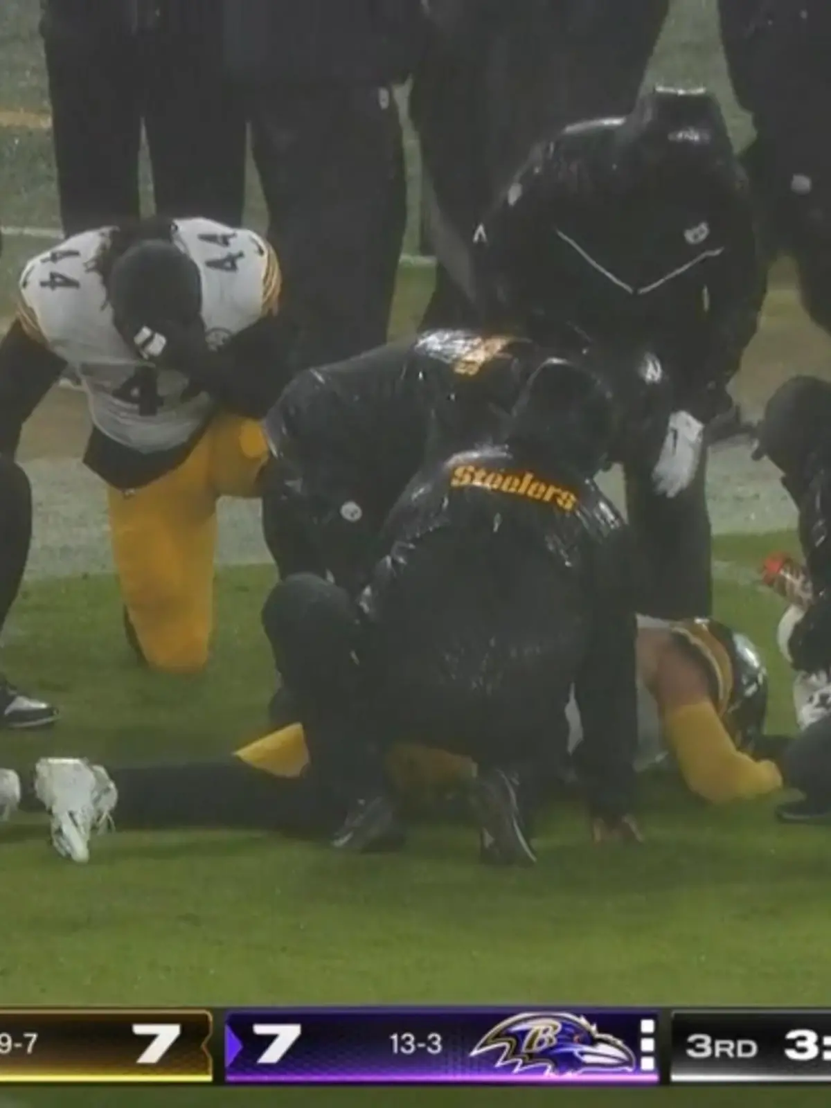 Schockmoment für die Pittsburgh Steelers! 

Trent Jordan Watt (29), kurz TJ Watt, der wohl beste Defensiv-Spieler der Liga verletzte sich ausgerechnet im letzten Spiel der regulären Saison am Knie. Grund war ein Crash mit einem Teamkollegen!
