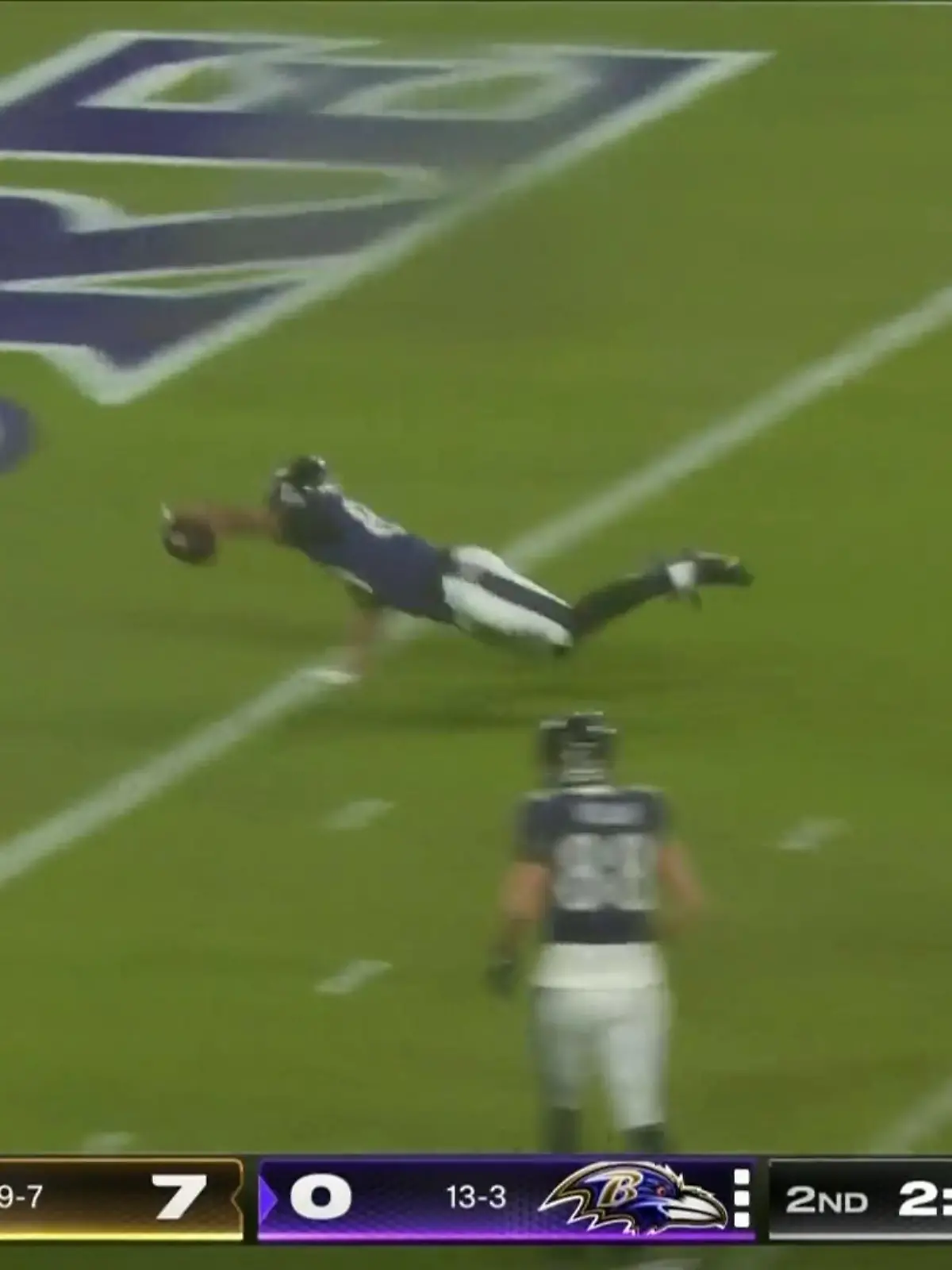 Erst zwei Minuten vor der Halbzeit hatten die Ravens ihren ersten guten Angriff. Isaiah Likely gibt Gummi, fängt einen strammen Ball kurz vor der Endzone und hechtet zum Touchdown. Sein fünfter der Saison. Justin Tucker, einer der besten Kicker der Liga verwandelt den Extrapunkt. 
