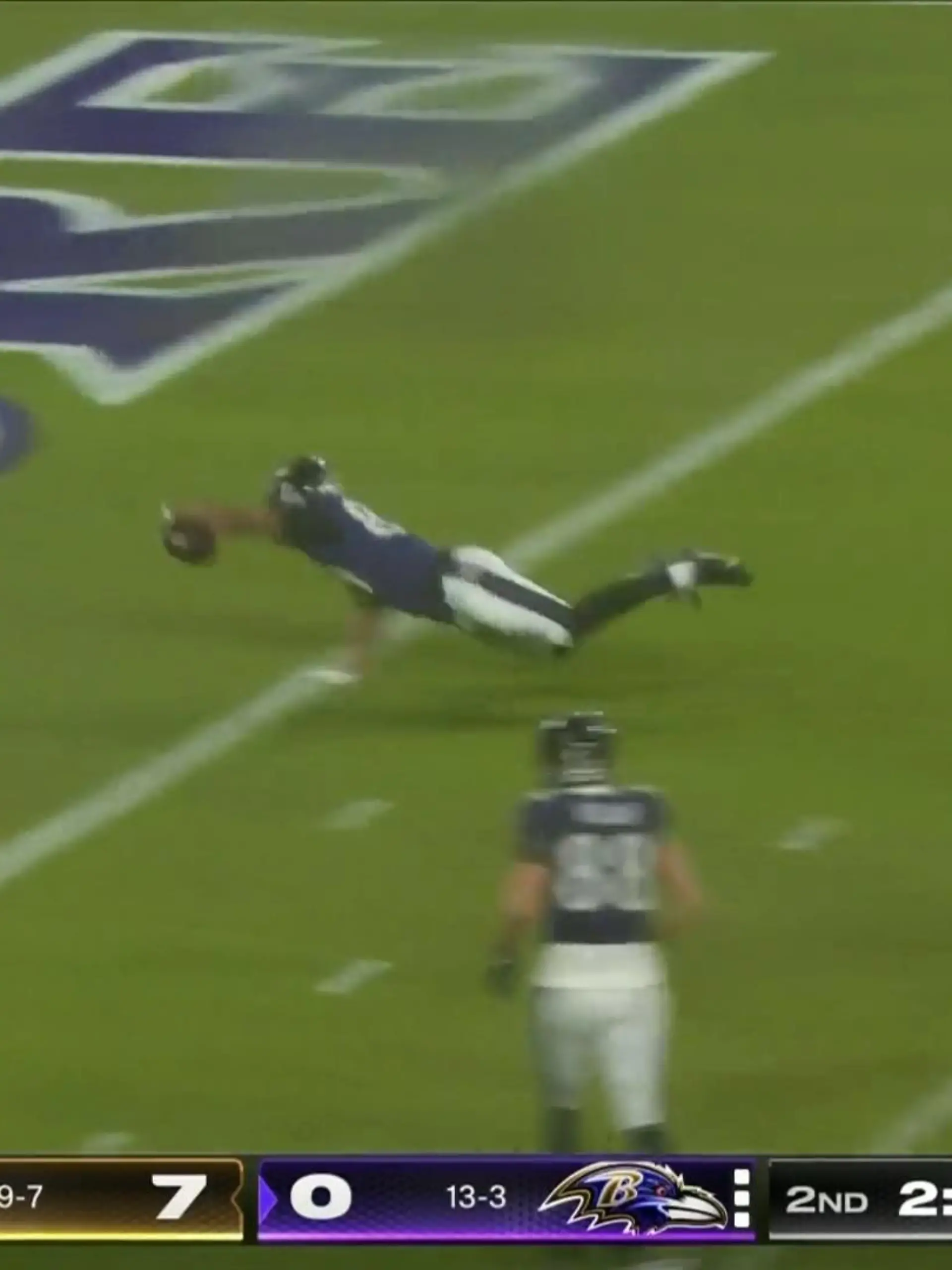 Erst zwei Minuten vor der Halbzeit hatten die Ravens ihren ersten guten Angriff. Isaiah Likely gibt Gummi, fängt einen strammen Ball kurz vor der Endzone und hechtet zum Touchdown. Sein fünfter der Saison. Justin Tucker, einer der besten Kicker der Liga verwandelt den Extrapunkt. 
