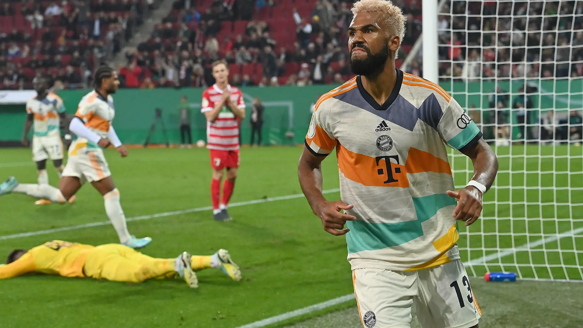 Torjubel Eric Maxim Choupo-Moting Bayern Muenchen nach Tor zum 1-1, Jubel,Freude,Begeisterung, Aktion,Einzelbild,angeschnittenes Einzelmotiv,Halbfigur,halbe Figur. Fussball DFB Pokal 2.Runde, FC Augsburg - FC Bayern Muenchen am 19.10.2022,WWM ARENA Augsburg DFL REGULATIONS PROHIBIT ANY USE OF PHOTOGRAPHS AS IMAGE SEQUENCES AND/OR QUASI-VIDEO. *** Goal celebration Eric Maxim Choupo Moting Bayern Muenchen after goal to the 1 1, jubilation, joy, enthusiasm, action, single picture, cut single motive, half figure, half figure football DFB Pokal 2 round, FC Augsburg FC Bayern Muenchen on 19 10 2022, WWM ARENA Augsburg DFL REGULATIONS PROHIBIT ANY USE OF PHOTOGRAPHS AS IMAGE SEQUENCES AND OR QUASI VIDEO