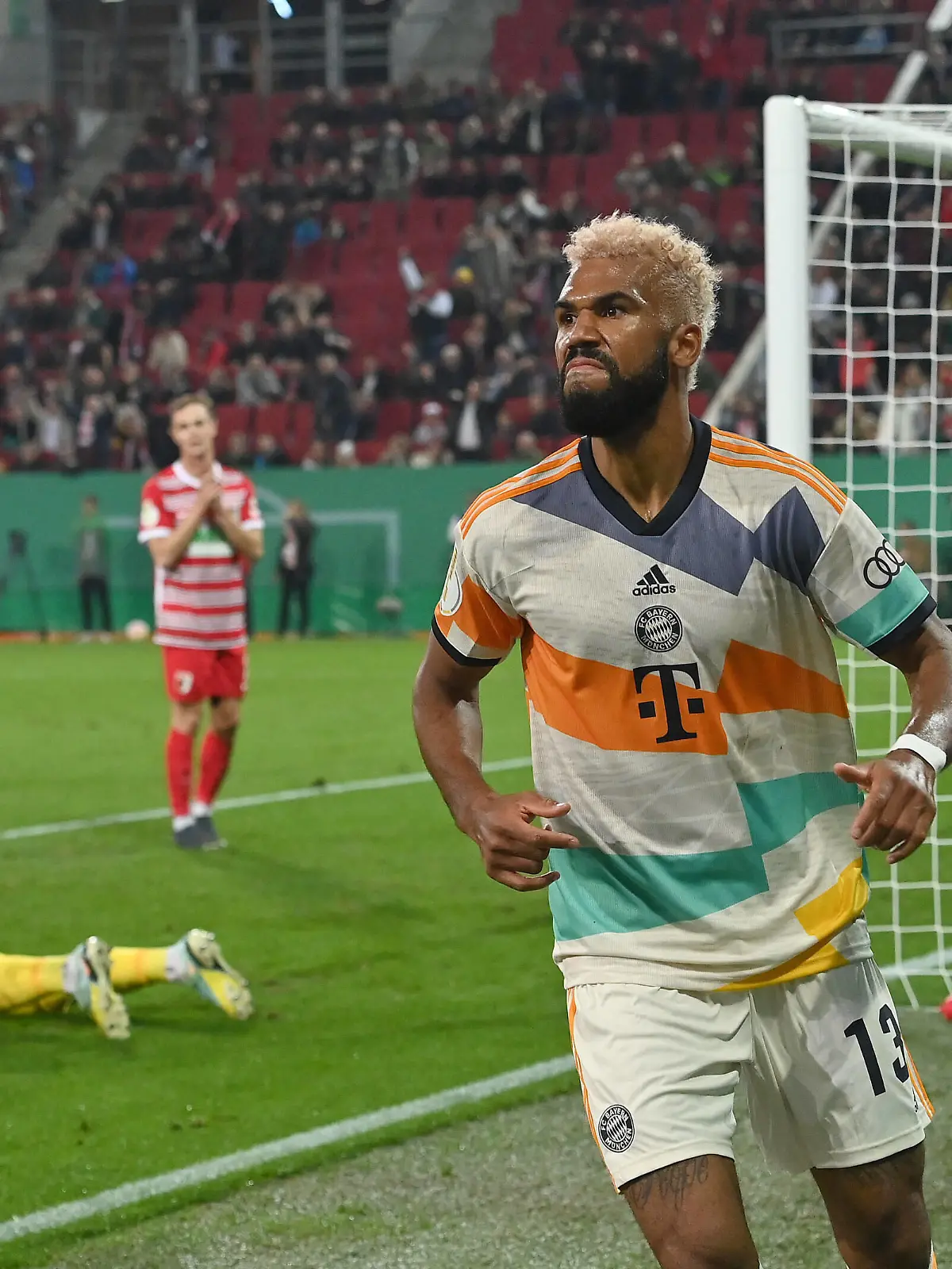 Torjubel Eric Maxim Choupo-Moting Bayern Muenchen nach Tor zum 1-1, Jubel,Freude,Begeisterung, Aktion,Einzelbild,angeschnittenes Einzelmotiv,Halbfigur,halbe Figur. Fussball DFB Pokal 2.Runde, FC Augsburg - FC Bayern Muenchen am 19.10.2022,WWM ARENA Augsburg DFL REGULATIONS PROHIBIT ANY USE OF PHOTOGRAPHS AS IMAGE SEQUENCES AND/OR QUASI-VIDEO. *** Goal celebration Eric Maxim Choupo Moting Bayern Muenchen after goal to the 1 1, jubilation, joy, enthusiasm, action, single picture, cut single motive, half figure, half figure football DFB Pokal 2 round, FC Augsburg FC Bayern Muenchen on 19 10 2022, WWM ARENA Augsburg DFL REGULATIONS PROHIBIT ANY USE OF PHOTOGRAPHS AS IMAGE SEQUENCES AND OR QUASI VIDEO 