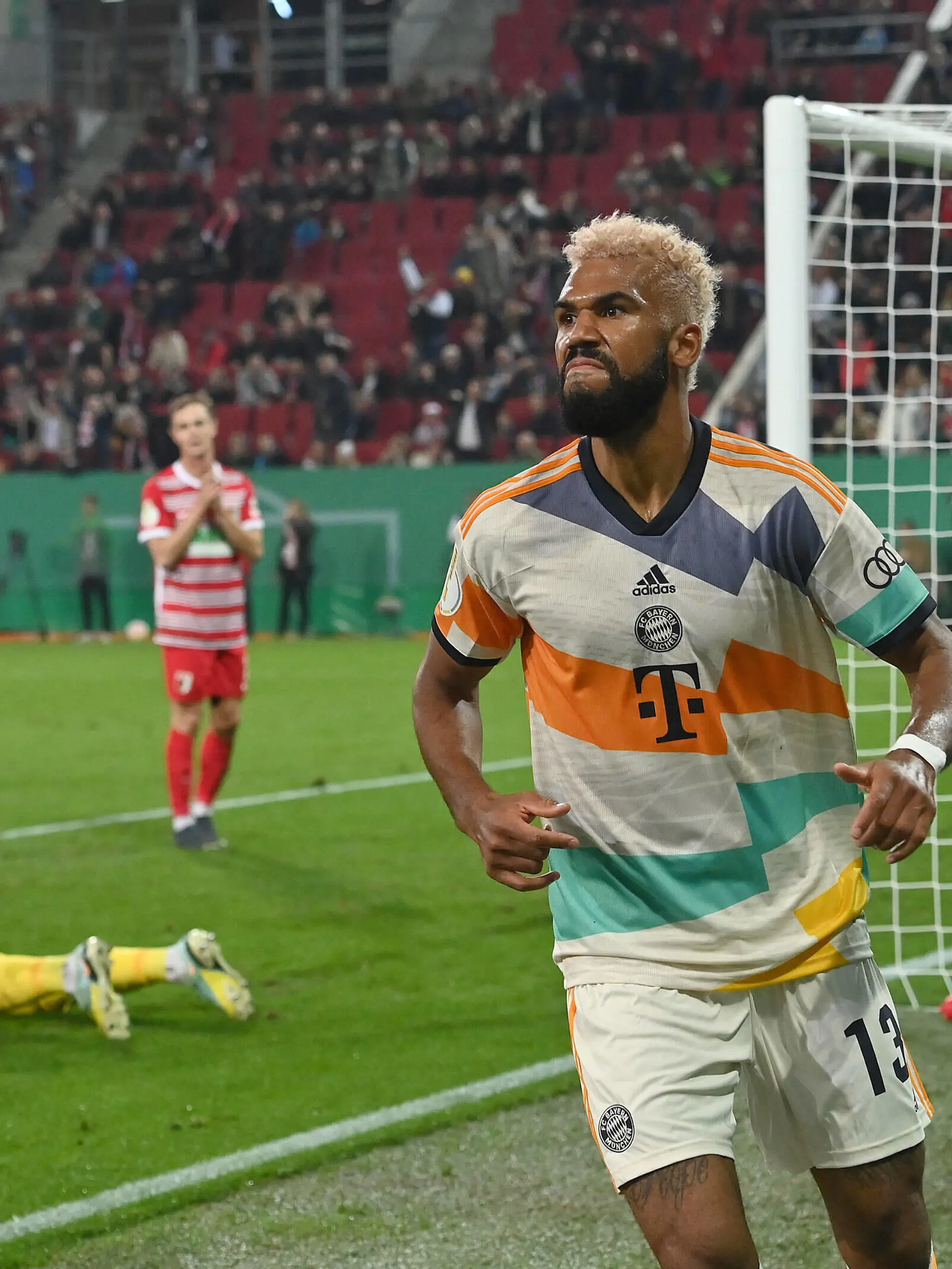 Torjubel Eric Maxim Choupo-Moting Bayern Muenchen nach Tor zum 1-1, Jubel,Freude,Begeisterung, Aktion,Einzelbild,angeschnittenes Einzelmotiv,Halbfigur,halbe Figur. Fussball DFB Pokal 2.Runde, FC Augsburg - FC Bayern Muenchen am 19.10.2022,WWM ARENA Augsburg DFL REGULATIONS PROHIBIT ANY USE OF PHOTOGRAPHS AS IMAGE SEQUENCES AND/OR QUASI-VIDEO. *** Goal celebration Eric Maxim Choupo Moting Bayern Muenchen after goal to the 1 1, jubilation, joy, enthusiasm, action, single picture, cut single motive, half figure, half figure football DFB Pokal 2 round, FC Augsburg FC Bayern Muenchen on 19 10 2022, WWM ARENA Augsburg DFL REGULATIONS PROHIBIT ANY USE OF PHOTOGRAPHS AS IMAGE SEQUENCES AND OR QUASI VIDEO 