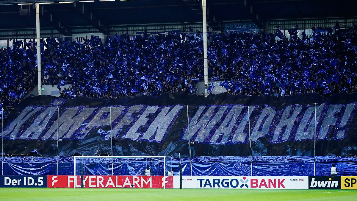 18.10.2022, Baden-Württemberg, Mannheim: Fußball: DFB-Pokal, SV Waldhof Mannheim - 1. FC Nürnberg, 2. Runde, Carl-Benz-Stadion. Fans halten ein Transparent mit der Aufschrift ·Kämpfen Waldhof!· in die Höhe. Foto: Uwe Anspach/dpa - WICHTIGER HINWEIS: Gemäß den Vorgaben der DFL Deutsche Fußball Liga bzw. des DFB Deutscher Fußball-Bund ist es untersagt, in dem Stadion und/oder vom Spiel angefertigte Fotoaufnahmen in Form von Sequenzbildern und/oder videoähnlichen Fotostrecken zu verwerten bzw. verwerten zu lassen. +++ dpa-Bildfunk +++
