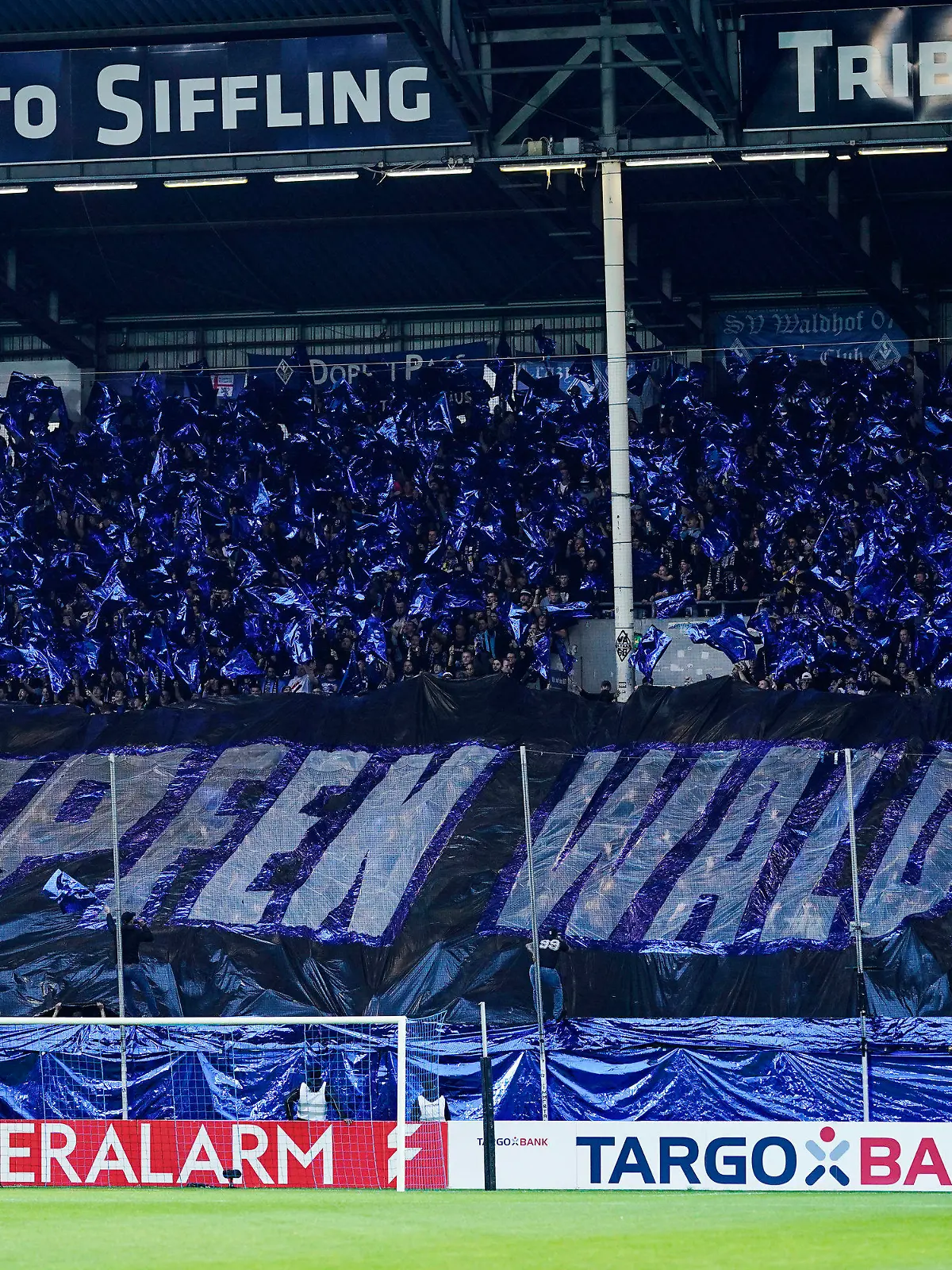 18.10.2022, Baden-Württemberg, Mannheim: Fußball: DFB-Pokal, SV Waldhof Mannheim - 1. FC Nürnberg, 2. Runde, Carl-Benz-Stadion. Fans halten ein Transparent mit der Aufschrift ·Kämpfen Waldhof!· in die Höhe. Foto: Uwe Anspach/dpa - WICHTIGER HINWEIS: Gemäß den Vorgaben der DFL Deutsche Fußball Liga bzw. des DFB Deutscher Fußball-Bund ist es untersagt, in dem Stadion und/oder vom Spiel angefertigte Fotoaufnahmen in Form von Sequenzbildern und/oder videoähnlichen Fotostrecken zu verwerten bzw. verwerten zu lassen. +++ dpa-Bildfunk +++