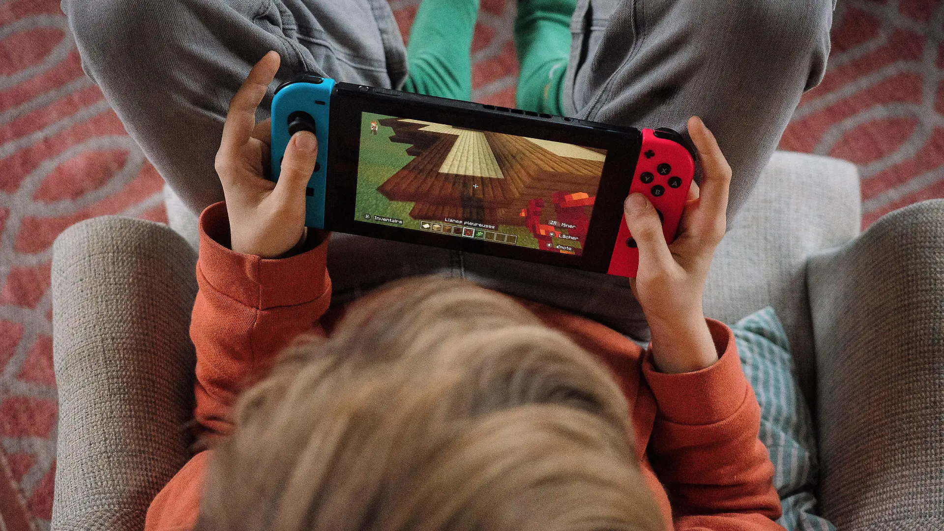 France, Rouans, 2023-01-28. A 9-year-old child plays Minecraft on a game console, the Nintendo Switch. Photograph by Maylis Rolland / Hans Lucas. France, Rouans, 2023-01-28. Un enfant de 9 ans joue a Minecraft sur une console de jeux, la Nintendo Switch. Photographie par Maylis Rolland / Hans Lucas. || Mindestpreis 10 Euro 