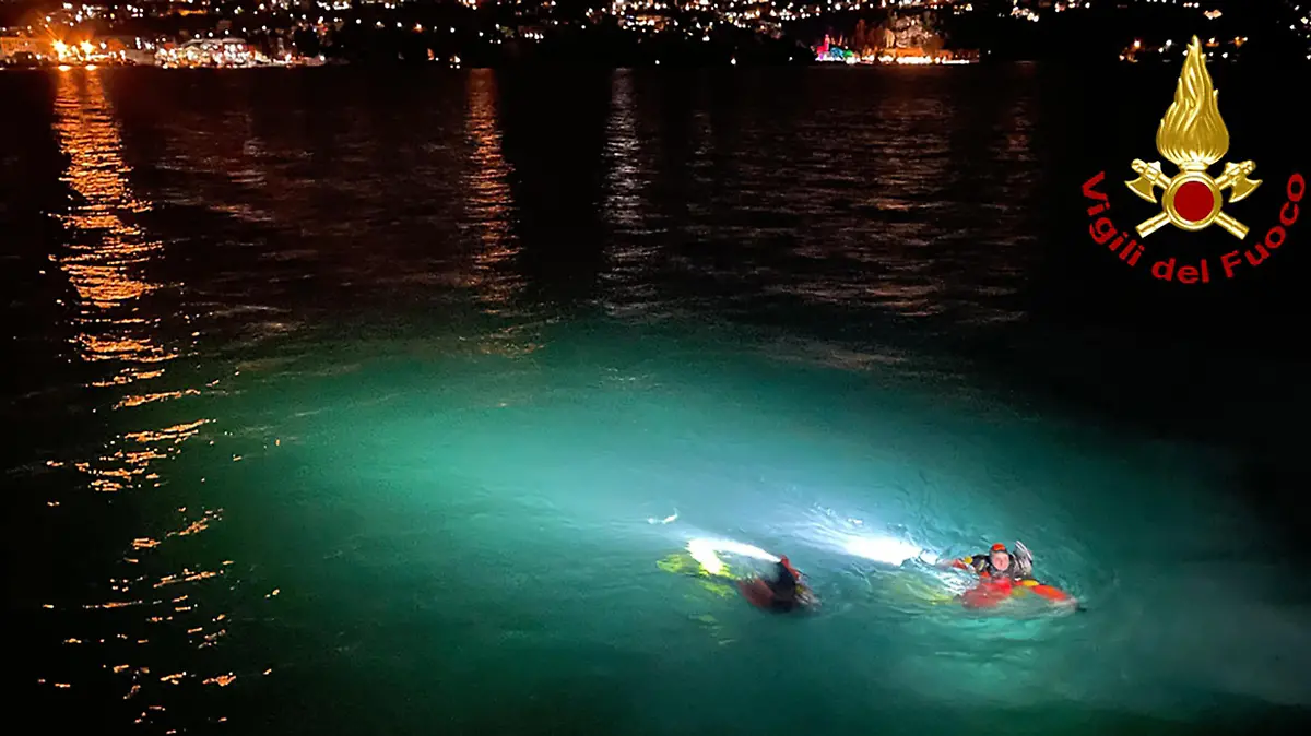 HANDOUT - 07.01.2024, Italien, Como: Rettungskräfte schwimmen im Comer See, in den zwei Menschen mit ihrem Auto gestürzt sind. Die 45 Jahre alte Frau und der 38-jährige Mann konnten am Sonntag nur noch tot aus dem Wasser gezogen werden, wie die Polizei mitteilte. Foto: -/Vigili del Fuoco/dpa - ACHTUNG: Nur zur redaktionellen Verwendung im Zusammenhang mit der aktuellen Berichterstattung und nur mit vollständiger Nennung des vorstehenden Credits +++ dpa-Bildfunk +++
