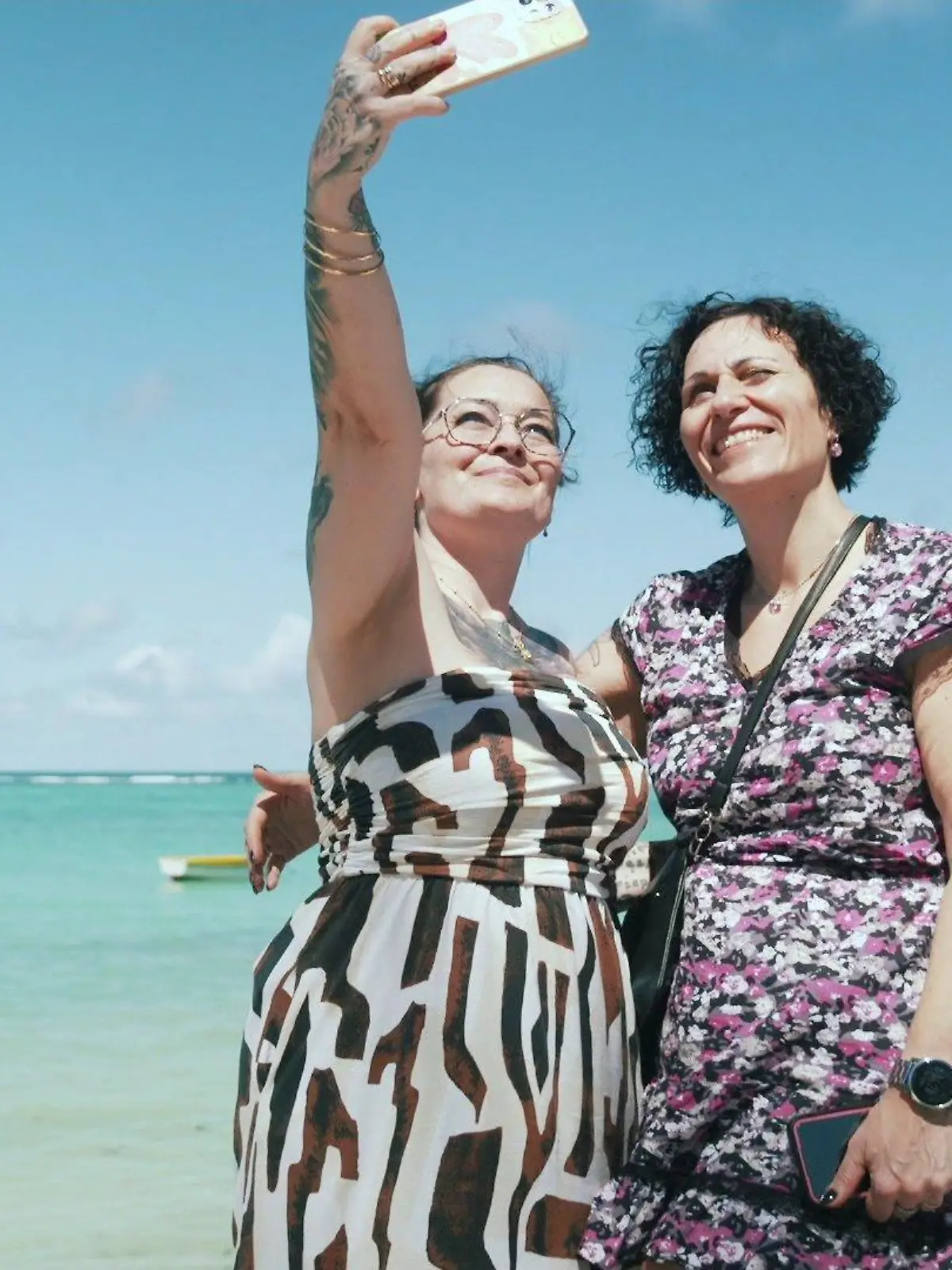 Die Reiselust der Deutschen ist groß, aber es sollte günstig sein. Aber es sind auch wahre Traumreisen für wenig Geld machbar. Zum Beispiel nach Mauritius für gerade einmal 1.1000 Euro inklusive Flug und Hotel! Wahnsinn! Kann die Fernreise somit wirklich günstiger sein als Camping? Wie es auf der Insel der Schönen und Reichen ist, wie viel Urlaub für kleines Geld wirklich in 2024 geht und worauf ihr achten solltet, seht ihr im Video.