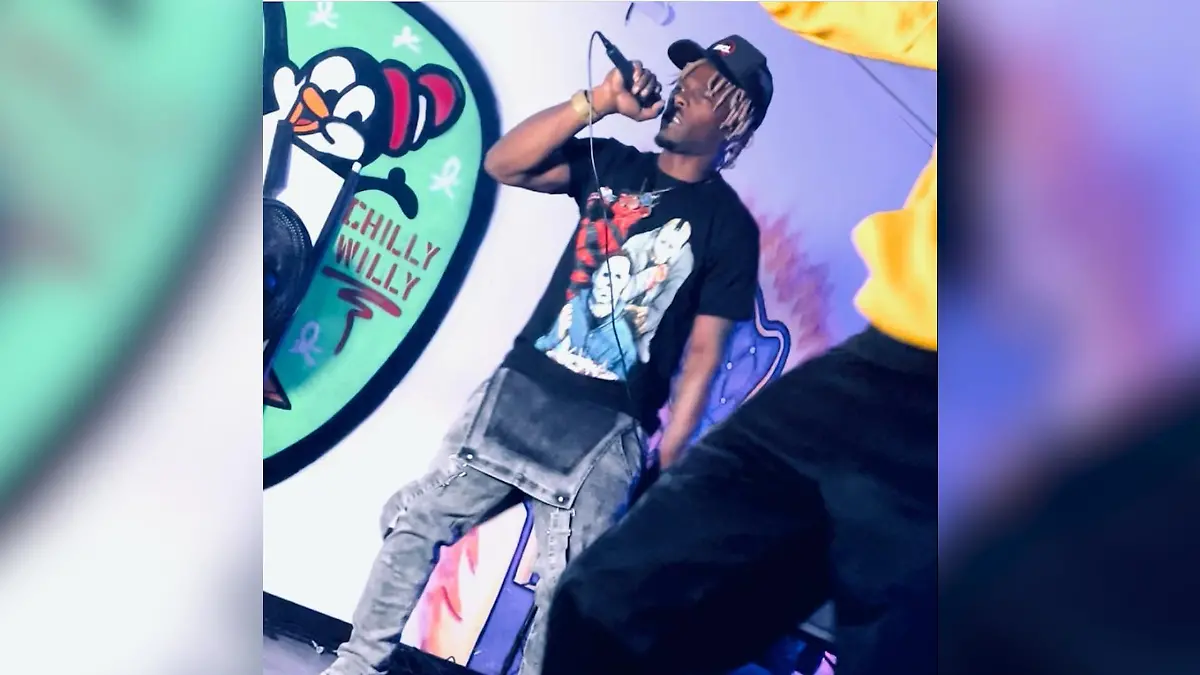Rapper Javonnta Marshann Murphys (32) rappt bei einem Auftritt auf einer Bühne mit einem Mikrofon in der Hand.
