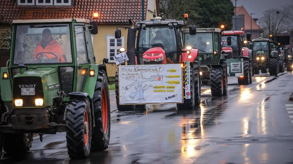 Mit einer Traktoren-Schleichfahrt haben Bauern am 06.01.2024 am Rand des traditionellen Epiphanias-Empfangs der hannoverschen Landeskirche im niedersaechsischen Loccum bei Nienburg gegen die schrittweise Kuerzung der Subventionen von Agrardiesel und gegen haerter werdende Arbeitsbedingungen protestiert Foto vom 06.01.2024. Daran haben sich nach Angaben der Polizei 100 Landmaschinen beteiligt, 20 waren angemeldet. Die Demonstrationen seien ohne nennenswerte Zwischenfaelle verlaufen, hiess es. Siehe epd-Meldung vom 04.01.2024 EDITORIAL USE ONLY *** On 6 January 2024, farmers protested against the gradual reduction of subsidies for agricultural diesel and against increasingly harsh working conditions with a tractor crawl on the sidelines o Copyright: epd-bild/JensxSchulze FUHB2879