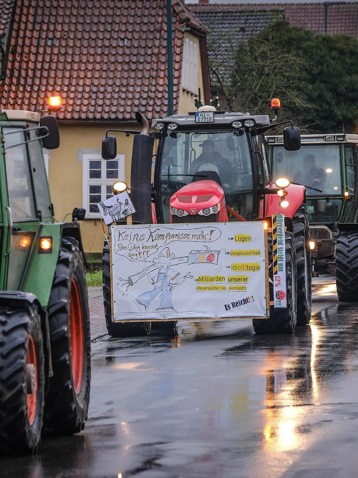 Mit einer Traktoren-Schleichfahrt haben Bauern am 06.01.2024 am Rand des traditionellen Epiphanias-Empfangs der hannoverschen Landeskirche im niedersaechsischen Loccum bei Nienburg gegen die schrittweise Kuerzung der Subventionen von Agrardiesel und gegen haerter werdende Arbeitsbedingungen protestiert Foto vom 06.01.2024. Daran haben sich nach Angaben der Polizei 100 Landmaschinen beteiligt, 20 waren angemeldet. Die Demonstrationen seien ohne nennenswerte Zwischenfaelle verlaufen, hiess es. Siehe epd-Meldung vom 04.01.2024 EDITORIAL USE ONLY *** On 6 January 2024, farmers protested against the gradual reduction of subsidies for agricultural diesel and against increasingly harsh working conditions with a tractor crawl on the sidelines o Copyright: epd-bild/JensxSchulze FUHB2879