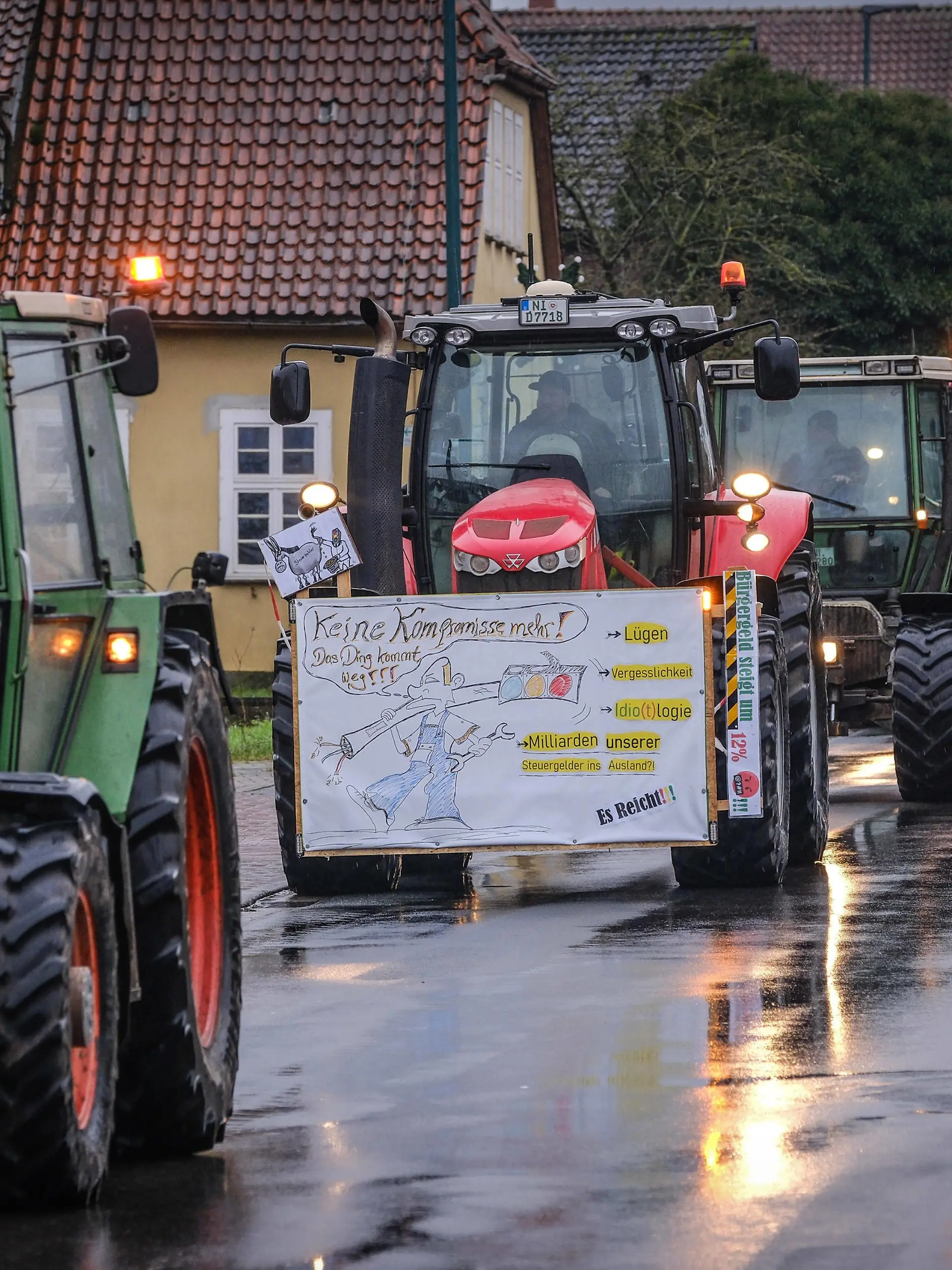 Mit einer Traktoren-Schleichfahrt haben Bauern am 06.01.2024 am Rand des traditionellen Epiphanias-Empfangs der hannoverschen Landeskirche im niedersaechsischen Loccum bei Nienburg gegen die schrittweise Kuerzung der Subventionen von Agrardiesel und gegen haerter werdende Arbeitsbedingungen protestiert Foto vom 06.01.2024. Daran haben sich nach Angaben der Polizei 100 Landmaschinen beteiligt, 20 waren angemeldet. Die Demonstrationen seien ohne nennenswerte Zwischenfaelle verlaufen, hiess es. Siehe epd-Meldung vom 04.01.2024 EDITORIAL USE ONLY *** On 6 January 2024, farmers protested against the gradual reduction of subsidies for agricultural diesel and against increasingly harsh working conditions with a tractor crawl on the sidelines o Copyright: epd-bild/JensxSchulze FUHB2879