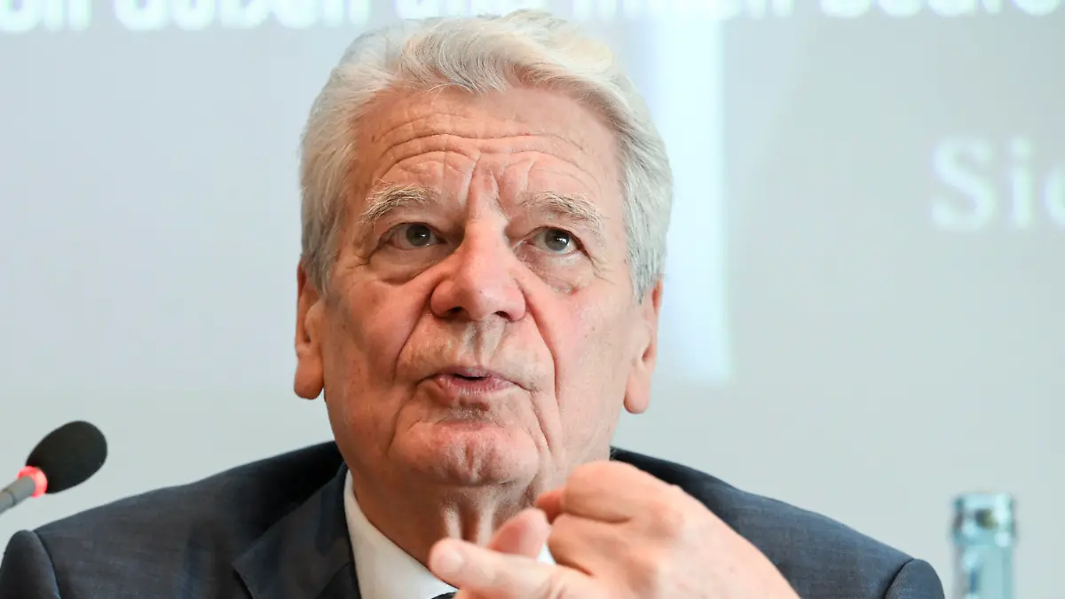 ARCHIV - 27.04.2023, Sachsen, Leipzig: Joachim Gauck, Bundespräsident a.D., stellt sein Buch «Erschütterungen» auf der Leipziger Buchmesse vor. Gauck hat der Bundesregierung Zögern bei Waffenlieferungen an die Ukraine vorgeworfen. (zu dpa «Viele Tote nach russischen Angriffen in der Ukraine») Foto: Jens Kalaene/dpa +++ dpa-Bildfunk +++