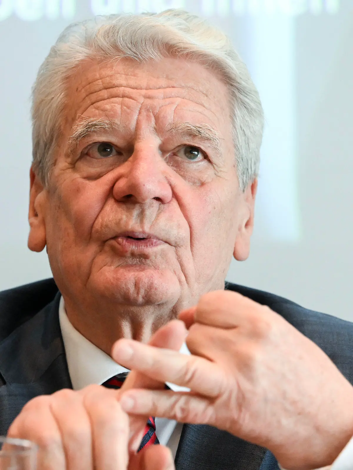 ARCHIV - 27.04.2023, Sachsen, Leipzig: Joachim Gauck, Bundespräsident a.D., stellt sein Buch «Erschütterungen» auf der Leipziger Buchmesse vor. Gauck hat der Bundesregierung Zögern bei Waffenlieferungen an die Ukraine vorgeworfen. (zu dpa «Viele Tote nach russischen Angriffen in der Ukraine») Foto: Jens Kalaene/dpa +++ dpa-Bildfunk +++
