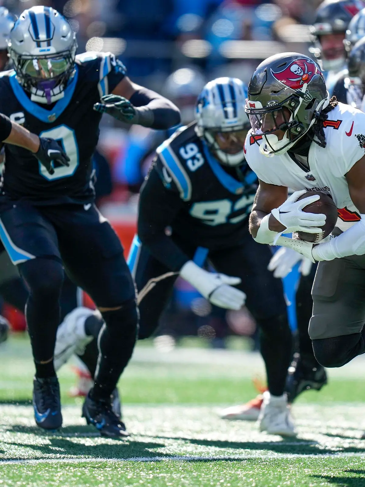 NFL, American Football Herren, USA Tampa Bay Buccaneers at Carolina Panthers Jan 7, 2024 Charlotte, North Carolina, USA Tampa Bay Buccaneers running back Rachaad White 1 rushes the ball against the Carolina Panthers defense during the first quarter at Bank of America Stadium. Charlotte Bank of America Stadium North Carolina USA, EDITORIAL USE ONLY PUBLICATIONxINxGERxSUIxAUTxONLY Copyright: xJimxDedmonx 20240107_mcd_db2_155