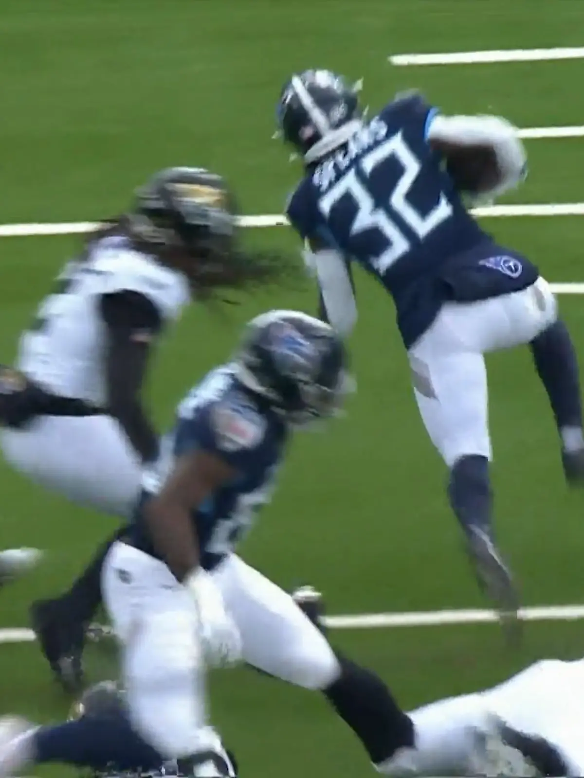 Tyjae Spears ist nicht zu stoppen! Der Running Back der Tennessee Titans rennt 28 Yards für den Touchdown und bringt sein Team gegen die Jacksonville Jaguars in Führung. Ganze fünf Verteidiger fliegen am Ballfänger vorbei.