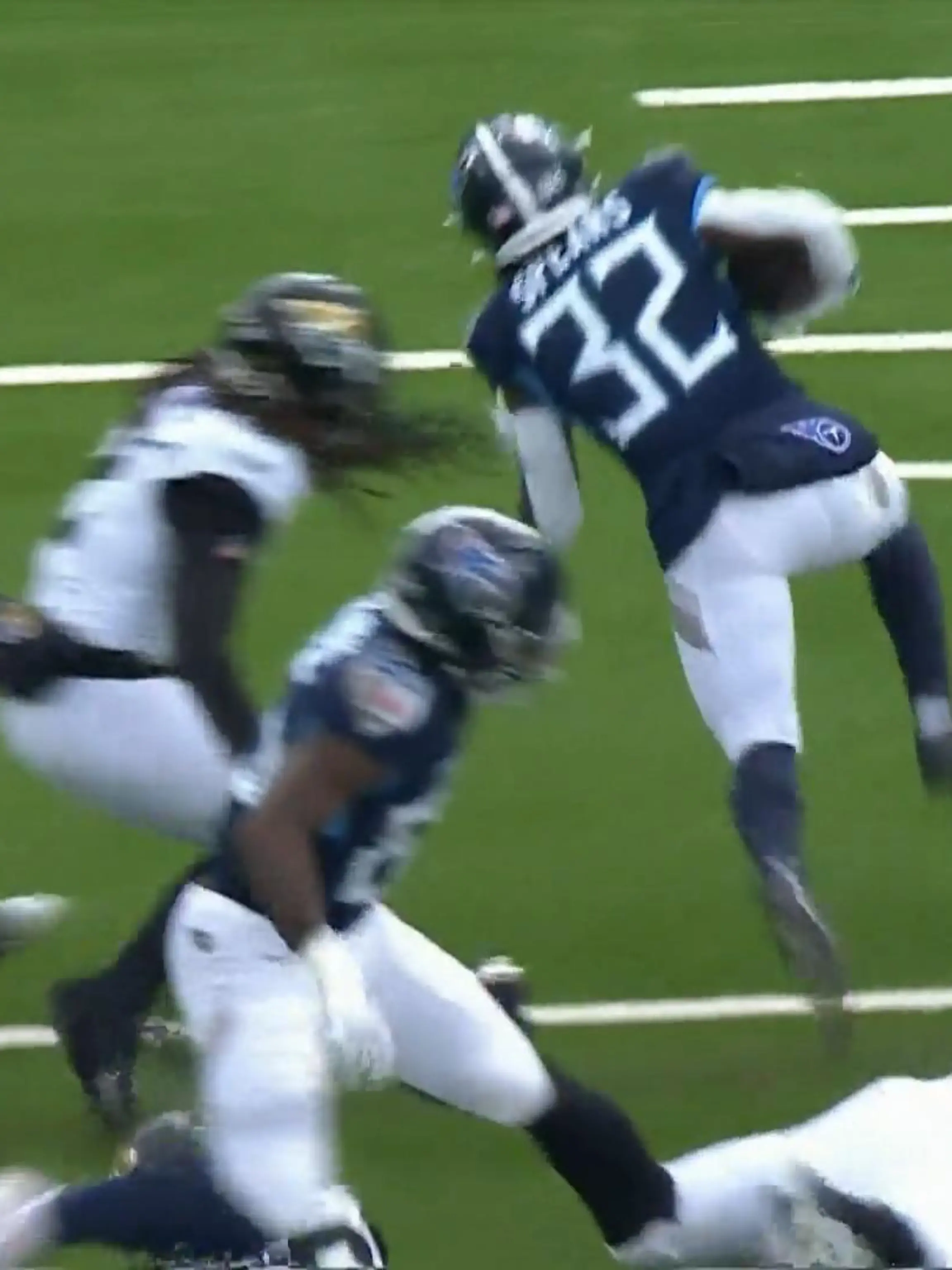 Tyjae Spears ist nicht zu stoppen! Der Running Back der Tennessee Titans rennt 28 Yards für den Touchdown und bringt sein Team gegen die Jacksonville Jaguars in Führung. Ganze fünf Verteidiger fliegen am Ballfänger vorbei.