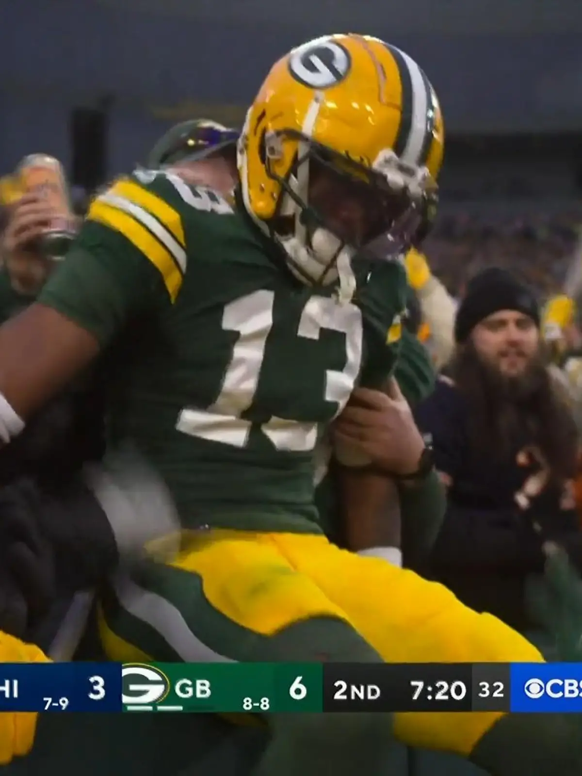 Sieht das lässig aus! Auf einem Fuß schleudert Packers-Quarterback Jordan Love das ledrige Ei in die Endzone und findet dort seinen Receiver. Dontayvion Wicks fängt den Ball und springt zu den Fans, die ihren Star mit großem Jubel empfangen. Auch denen ist klar: Bei einem Sieg stehen die Packers in den Playoffs.