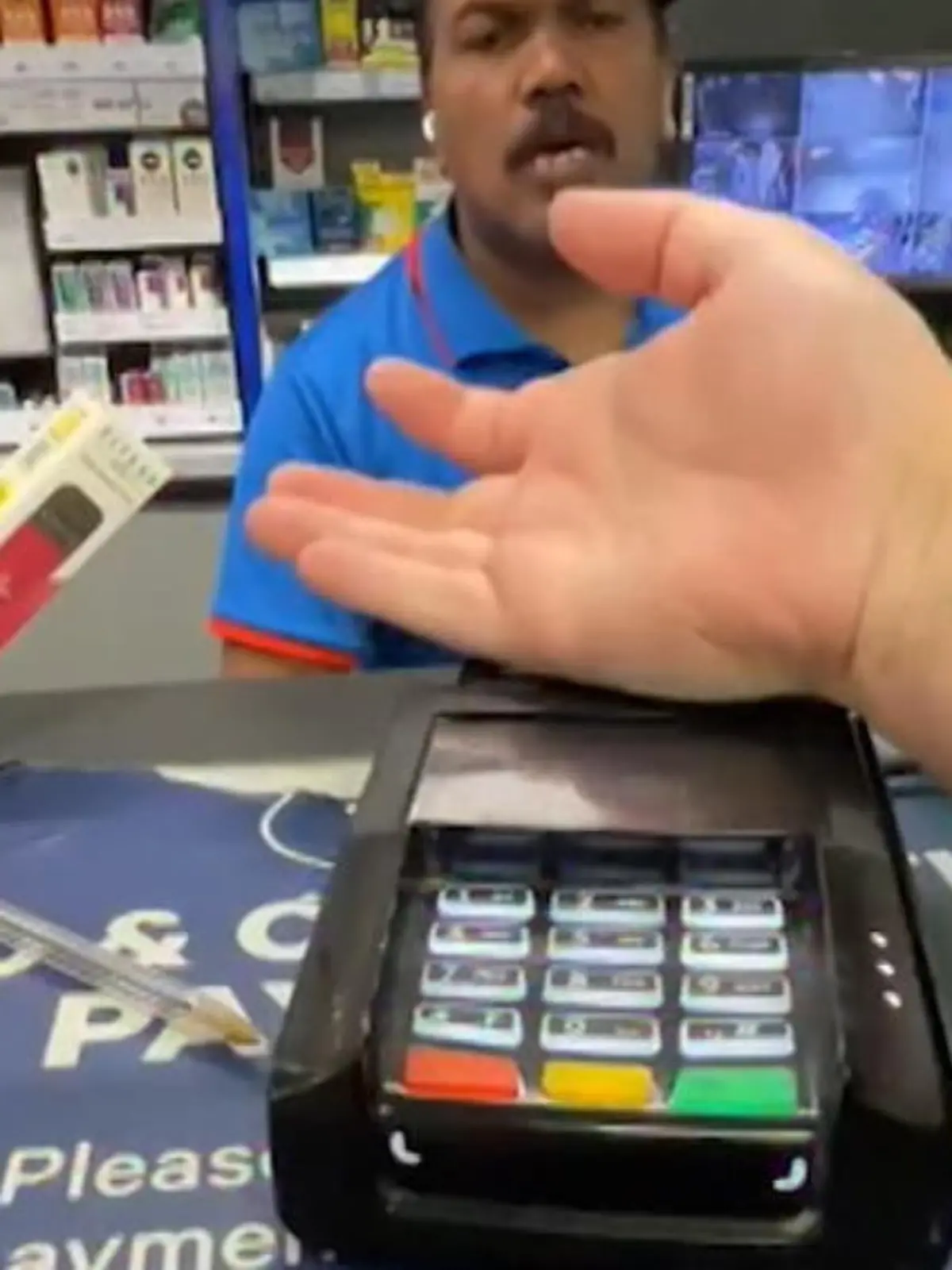 Portemonnaie vergessen? Gar kein Problem für diesen Briten! Denn er hat sich einen Bankkartenchip in sein Handgelenk implantieren lassen. In einer 15-minütigen Operation und ohne Betäubung wurde ihm der Chip unter die Haut gesetzt. Seine Einkäufe erledigt er nun ganz einfach „per Hand“. Wie genau das funktioniert und der Brite seine Einkäufe bezahlt sehen Sie hier im Video.