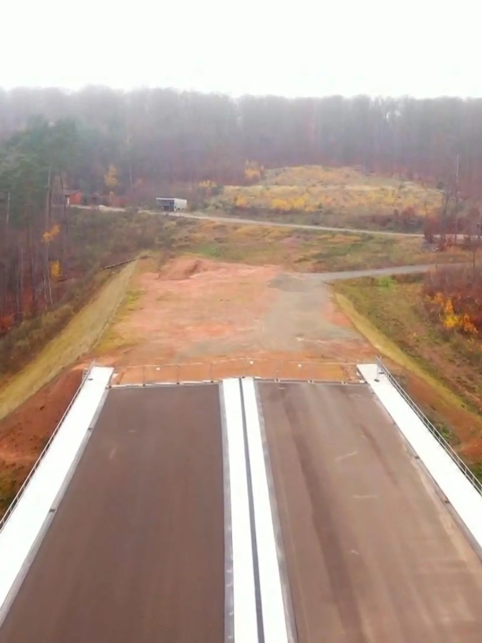 Eine millionenteure Brücke ohne Anschluss, eine Autobahn ins Nichts und ein missglückter Tunnelbau. Eigentlich sollte die A44 von Kassel nach Eisenach das Vorzeigeprojekt der deutschen Einheit werden. Inzwischen ist sie ein Paradebeispiel für deutsche Bürokratie, Pleiten und Pannen. Derzeit liegt der Weiterbau in Nordhessen sogar ganz auf Eis. Und so rollen Autos und Lastwagen weiterhin über eine Umleitung durch die anliegenden Dörfer. Wie ist der aktuelle Stand? Wann soll die Autobahn endlich fertiggestellt werden? Das erfahrt ihr im Video!
