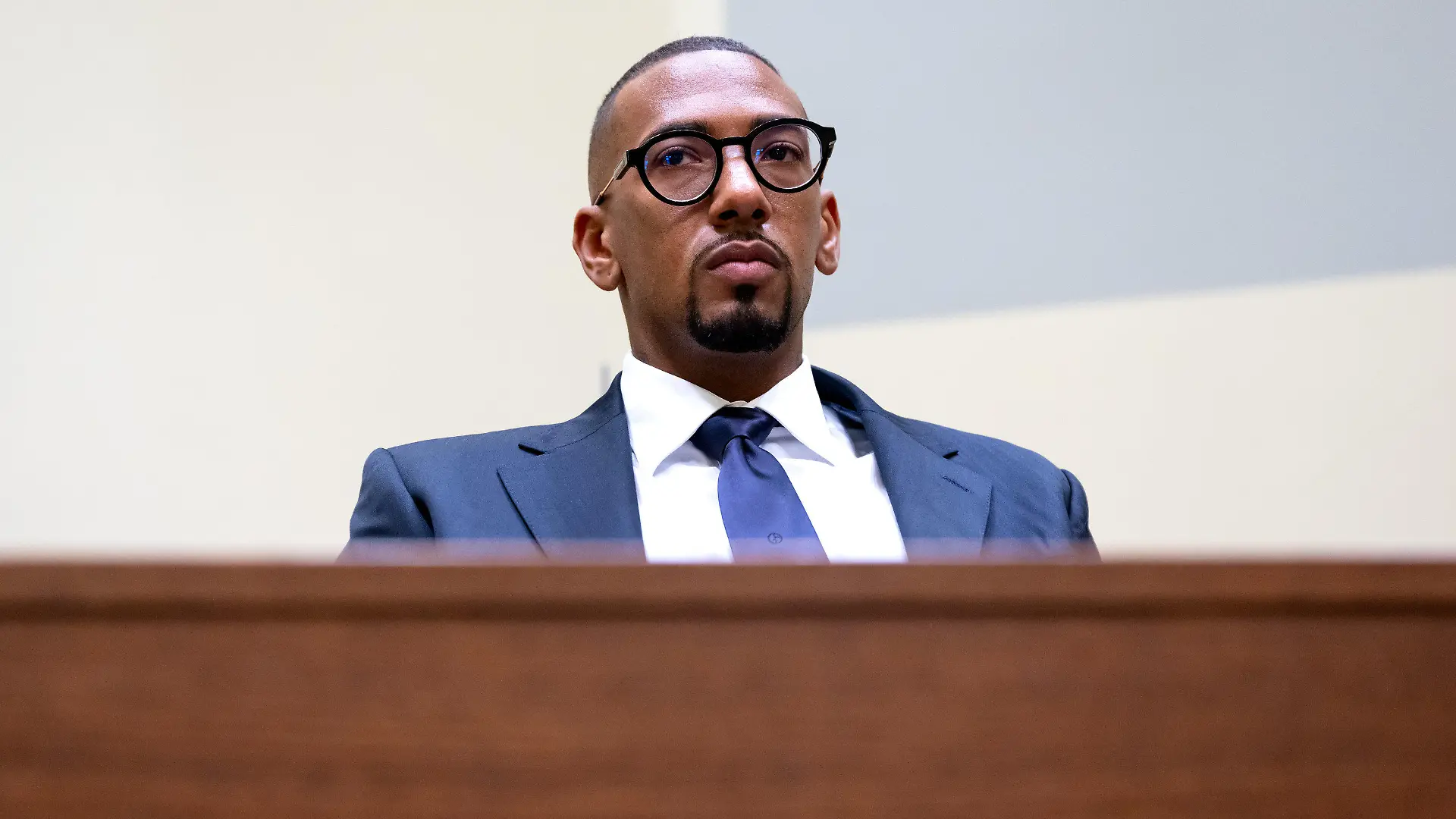 ARCHIV - 02.11.2022, Bayern, München: Der Fußball-Profi und ehemalige Nationalspieler Jérôme Boateng kommt zu Beginn der Fortsetzung im Berufungsprozess in den Gerichtssaal des Landgericht München I. Boateng hat gegen seine Verurteilung wegen Körperverletzung Revision eingelegt. Foto: Sven Hoppe/dpa +++ dpa-Bildfunk +++