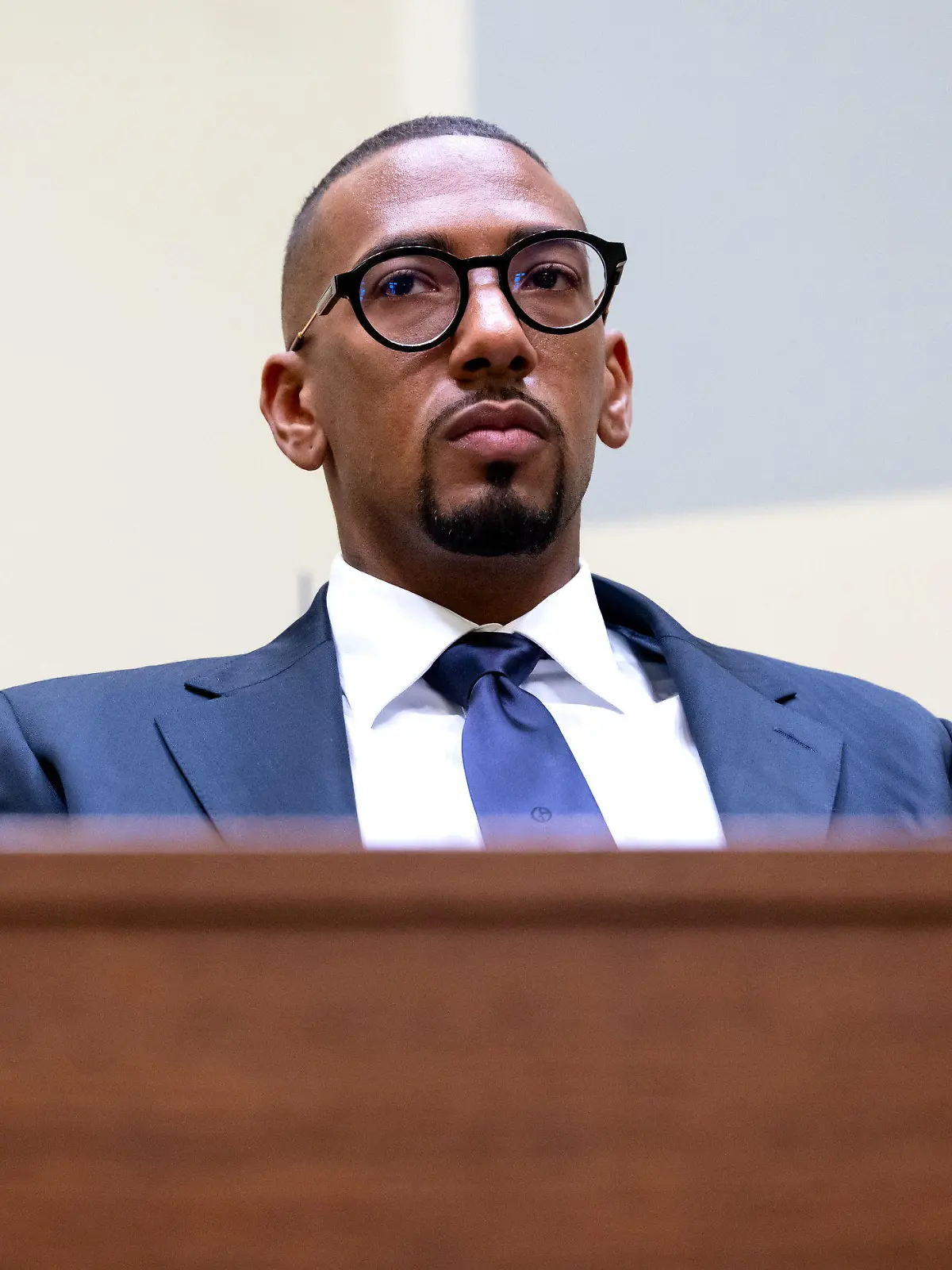 ARCHIV - 02.11.2022, Bayern, München: Der Fußball-Profi und ehemalige Nationalspieler Jérôme Boateng kommt zu Beginn der Fortsetzung im Berufungsprozess in den Gerichtssaal des Landgericht München I. Boateng hat gegen seine Verurteilung wegen Körperverletzung Revision eingelegt. Foto: Sven Hoppe/dpa +++ dpa-Bildfunk +++