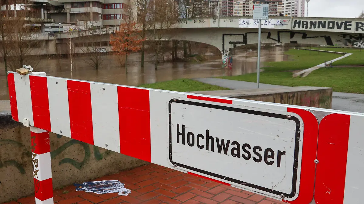 Niedersachsen, Hannover, Hochwasser nach Dauerregen: Pegel der Leine und Ime steigen rapide an, Symbolfoto, Hochwasser Schild gesperrt, Leine-Hochwasser, am Ihme-Zentrum hat der Fluss Radwege überschwemmt, *** Lower Saxony, Hanover, flood after continuous rain Levels of the Leine and Ime are rising rapidly, symbolic photo, flood sign closed, Leine flood, at the Ihme center the river has flooded cycle paths,